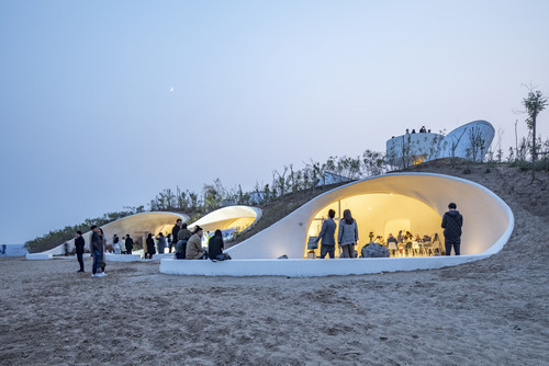 Li Hu, Huang Wenjing, Photograph by Tian Fangfang. UCCA Dune Art Museum, Aranya, Hebei, China. 2015–2018