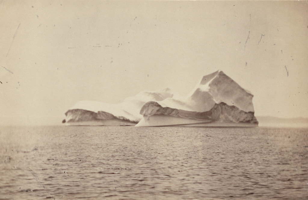 "Instantaneous view of icebergs"