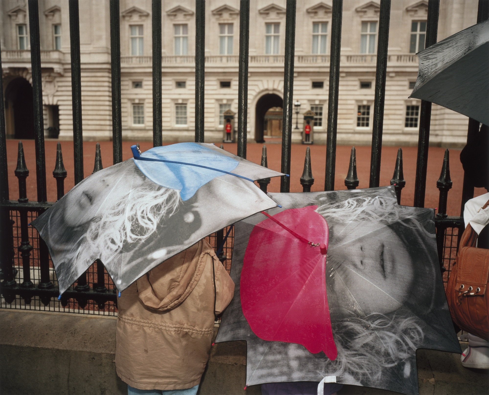 Martin Parr. Tourists outside Buckingham Palace in the Rain, London, England