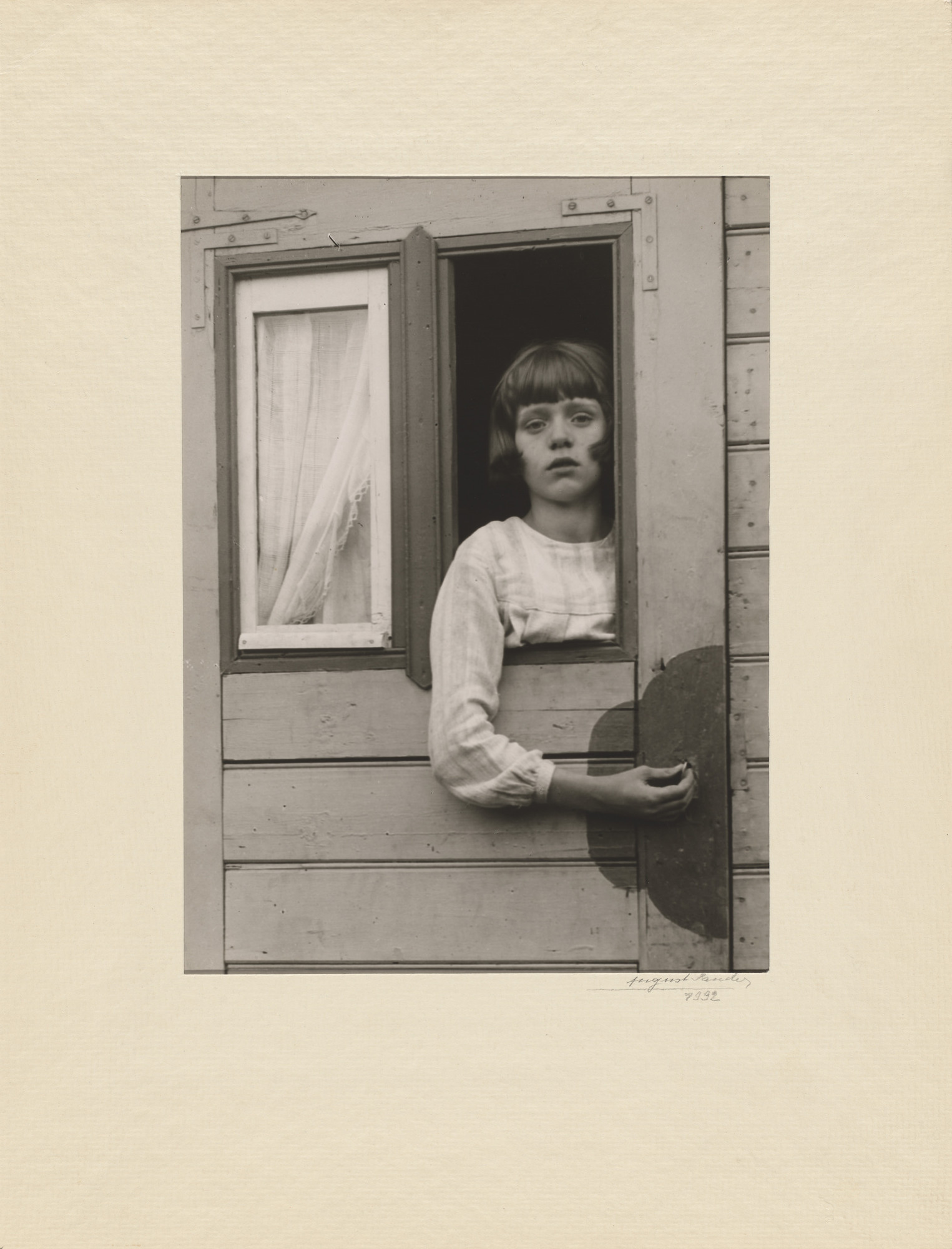 SUNDINISTA EXPERIENCE ラグマット August Sander. Young Girl in Circus Caravan. 1926 | MoMA