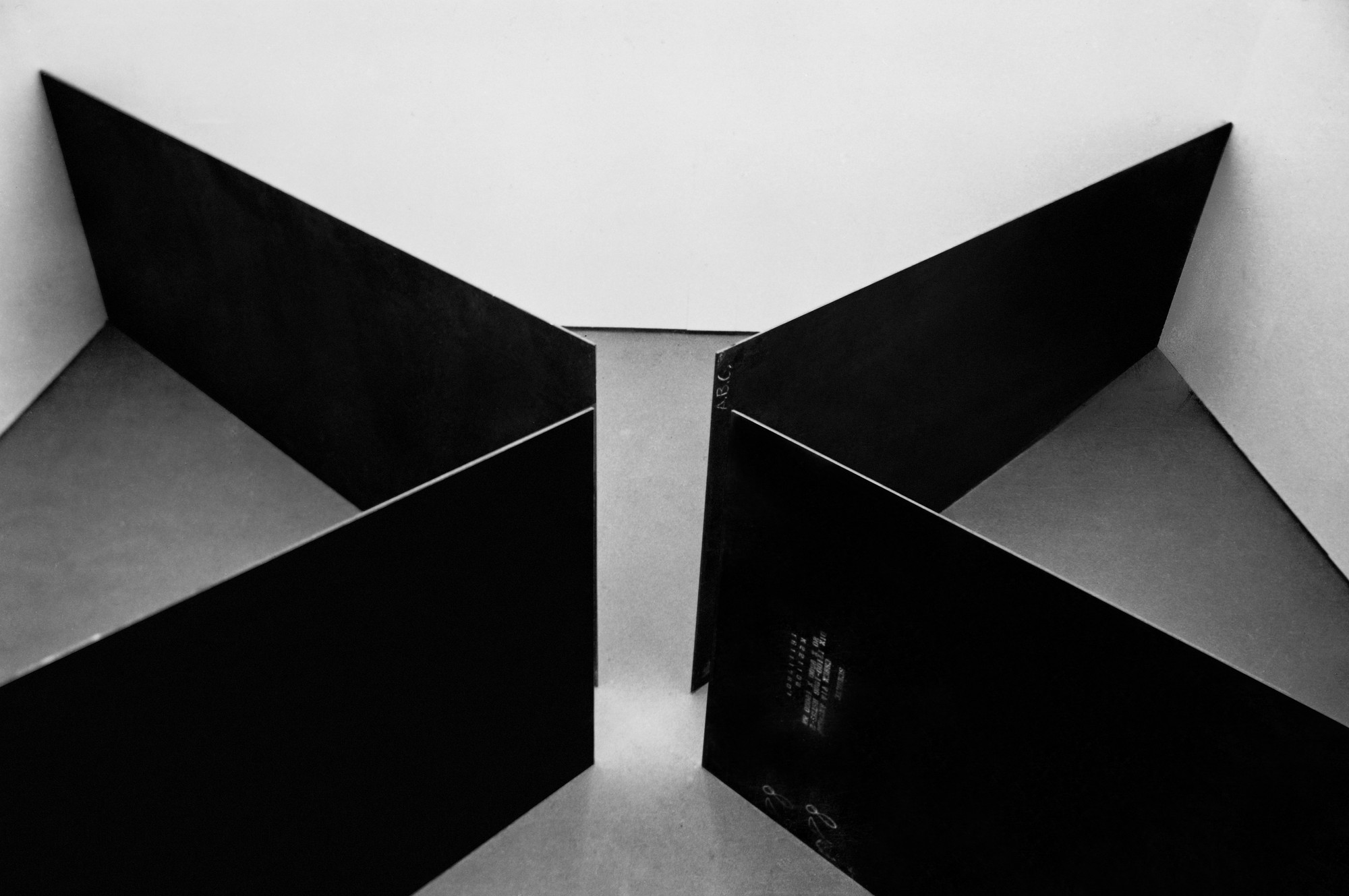 Richard Serra. Circuit. 1972