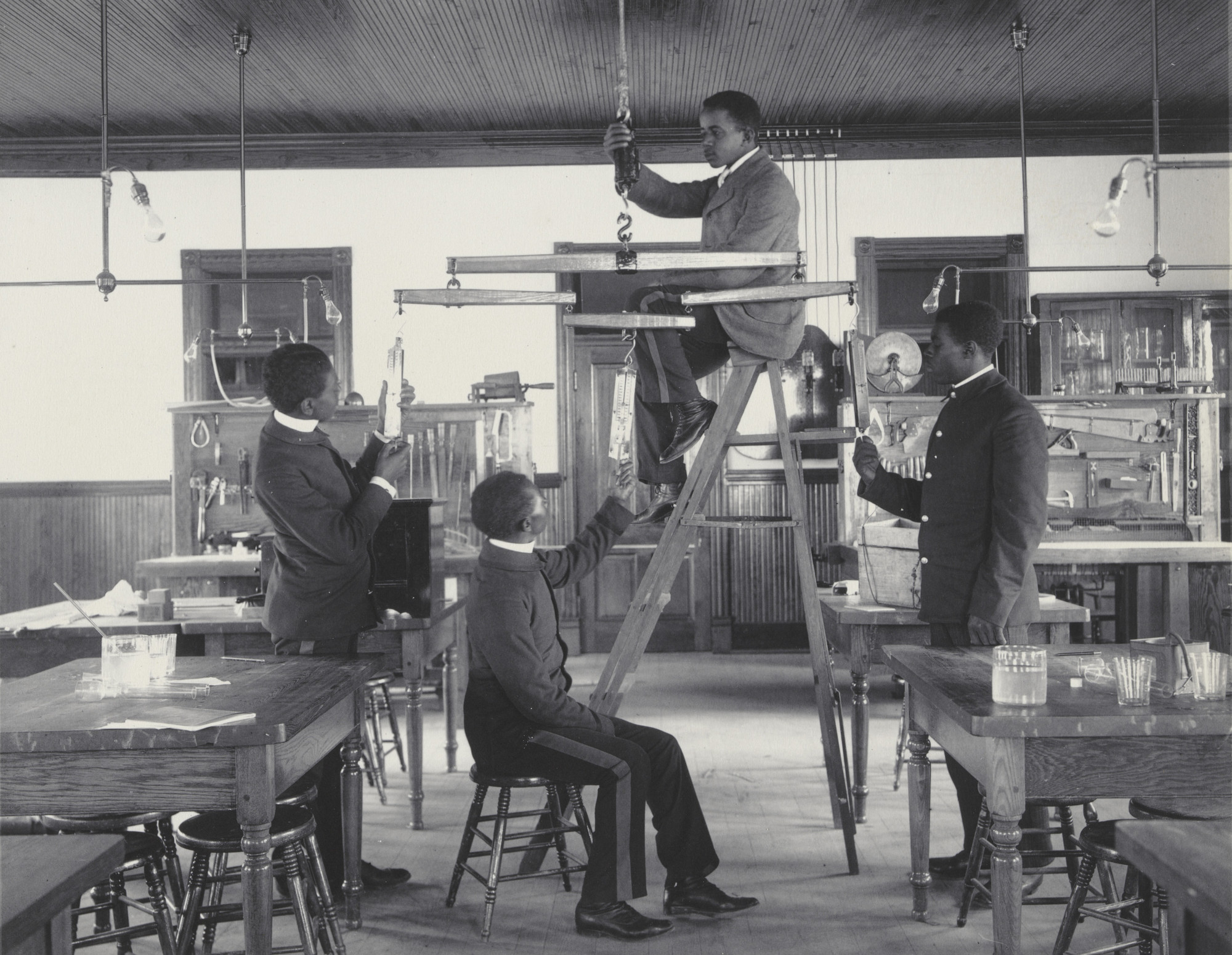 Frances Benjamin Johnston. Physics. Estimating the combined draught of horses