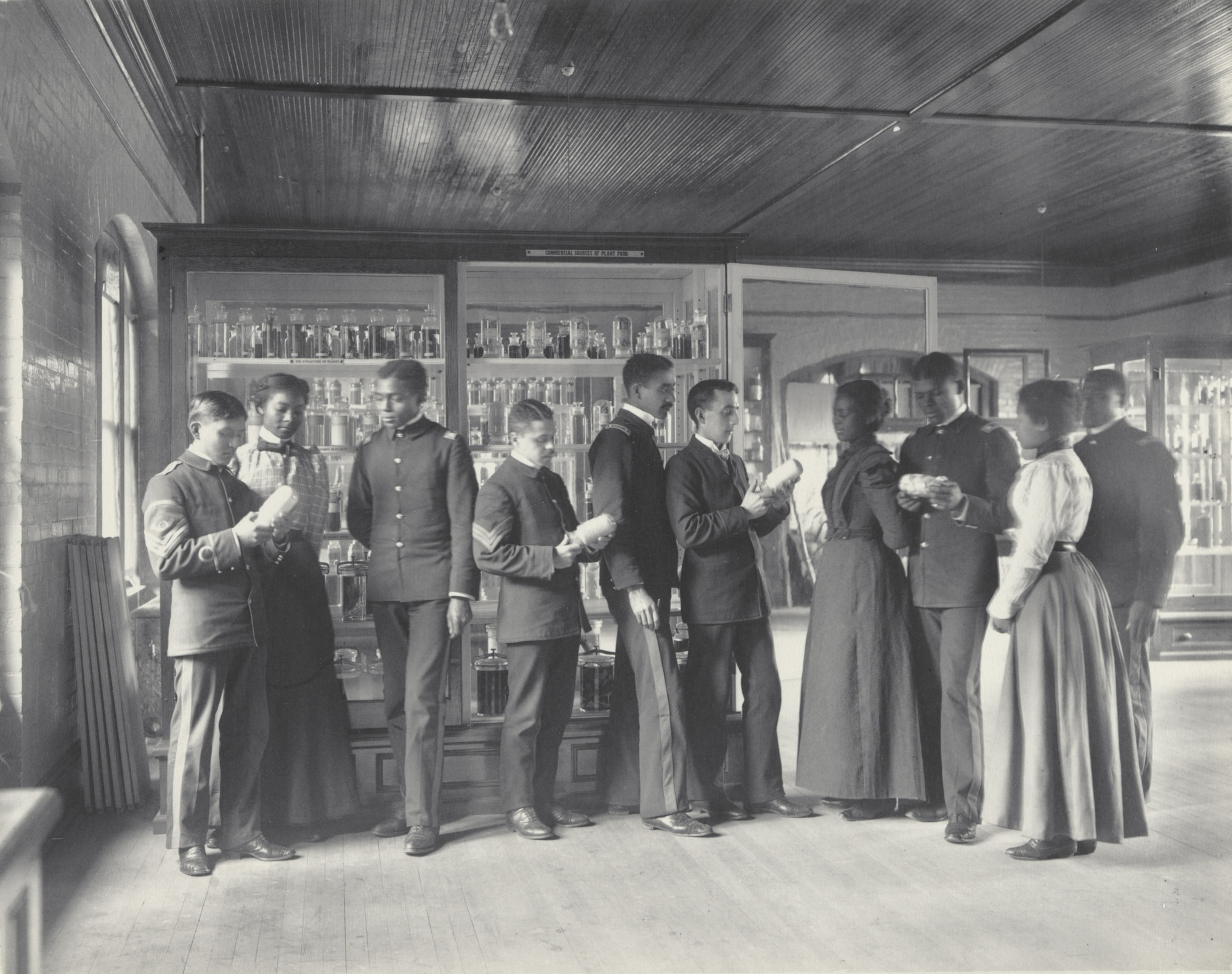 Frances Benjamin Johnston. Agriculture - Studying commercial plant foods