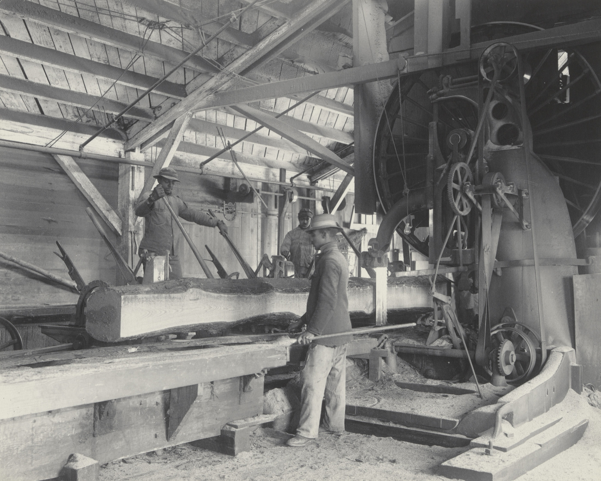 Frances Benjamin Johnston. Log sawing