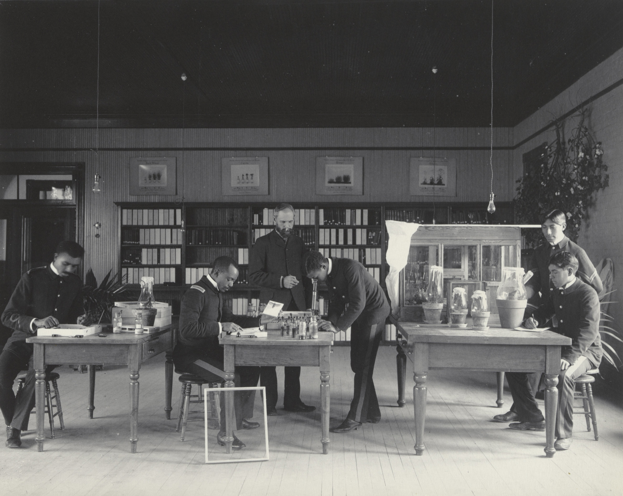 Frances Benjamin Johnston. Agriculture. Animal life. Studying specimens