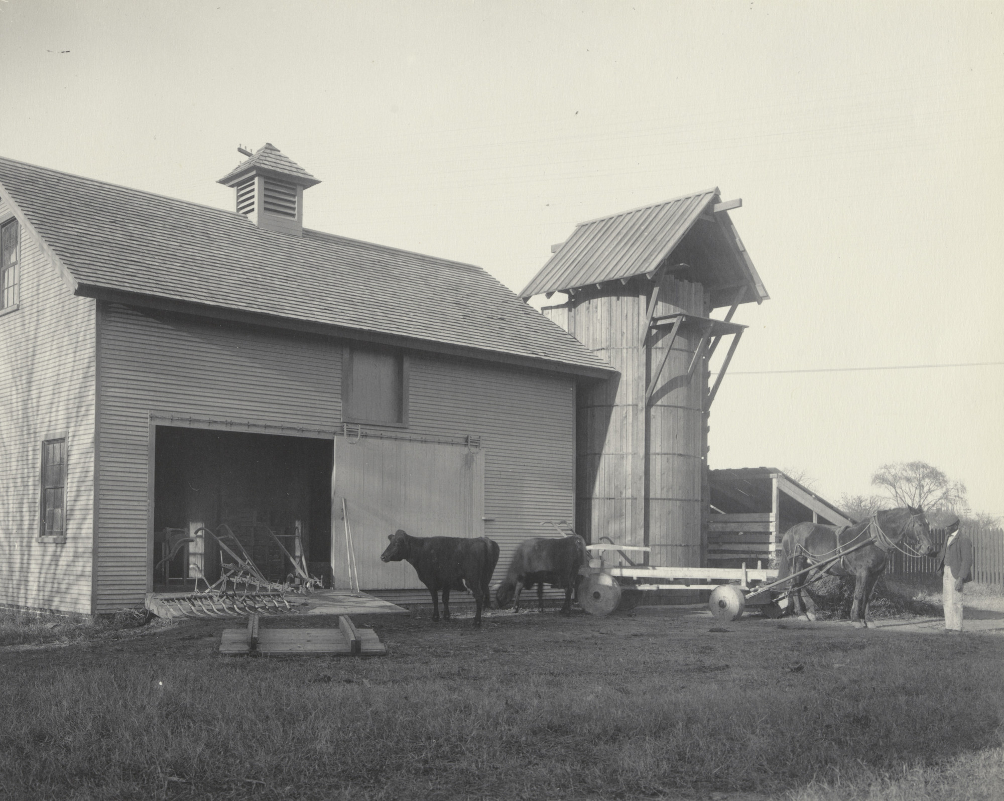 Frances Benjamin Johnston. Model barn at Hampton with simple silo