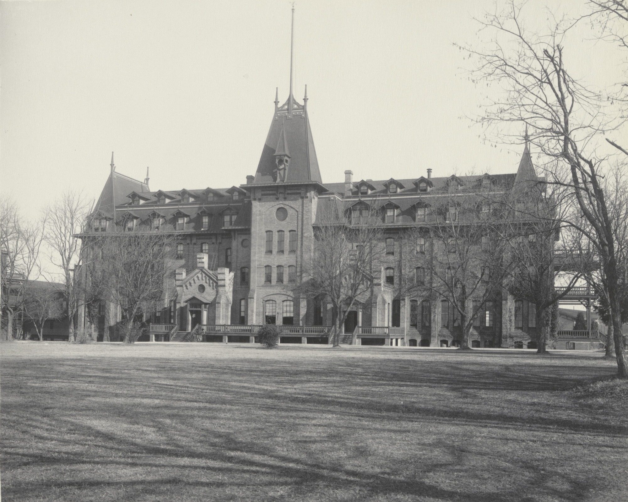 Frances Benjamin Johnston. Virginia Hall. Containing Dining rooms, Chapel, and rooms for teachers and colored girls