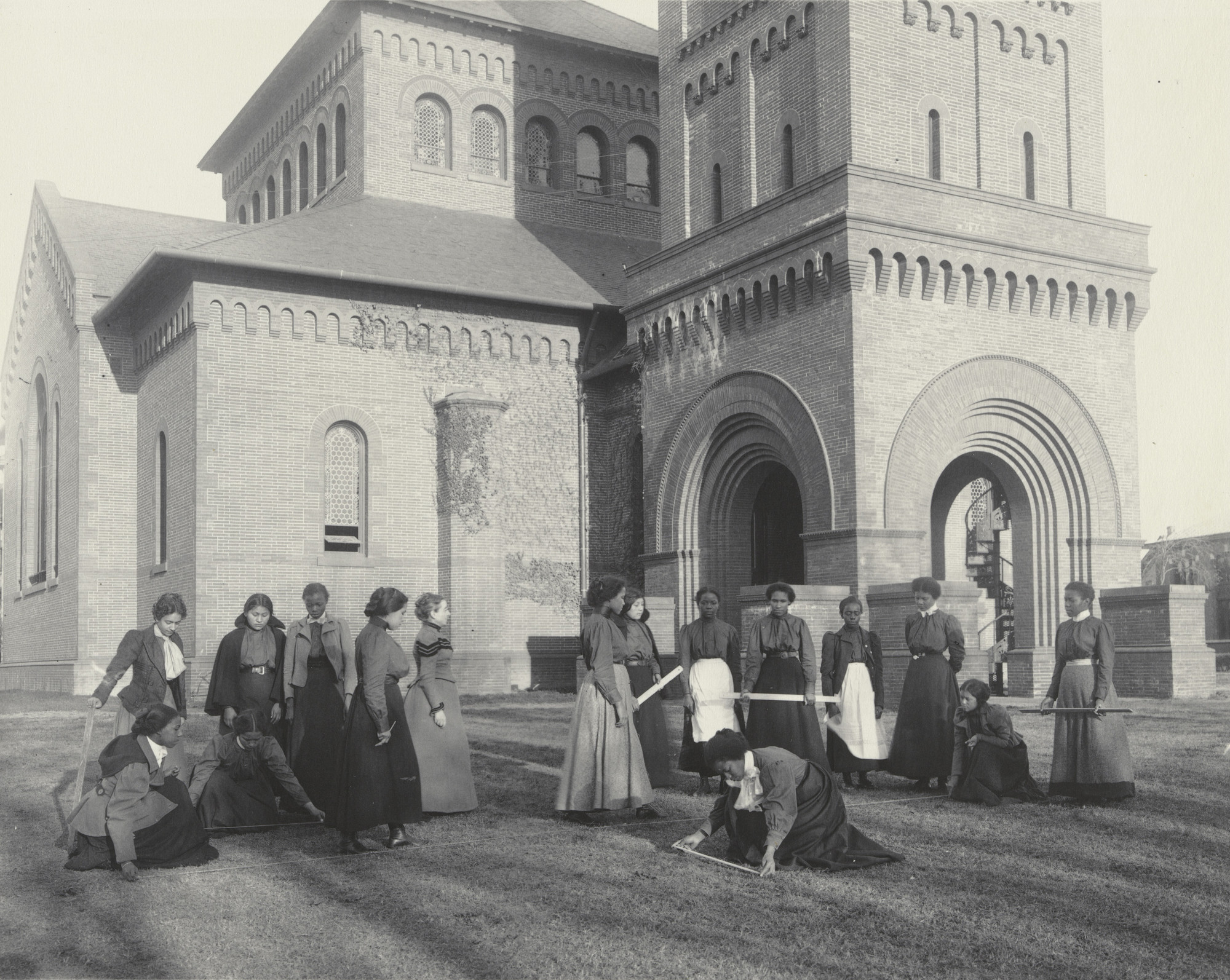 Frances Benjamin Johnston. Arithmetic. Measuring and pacing