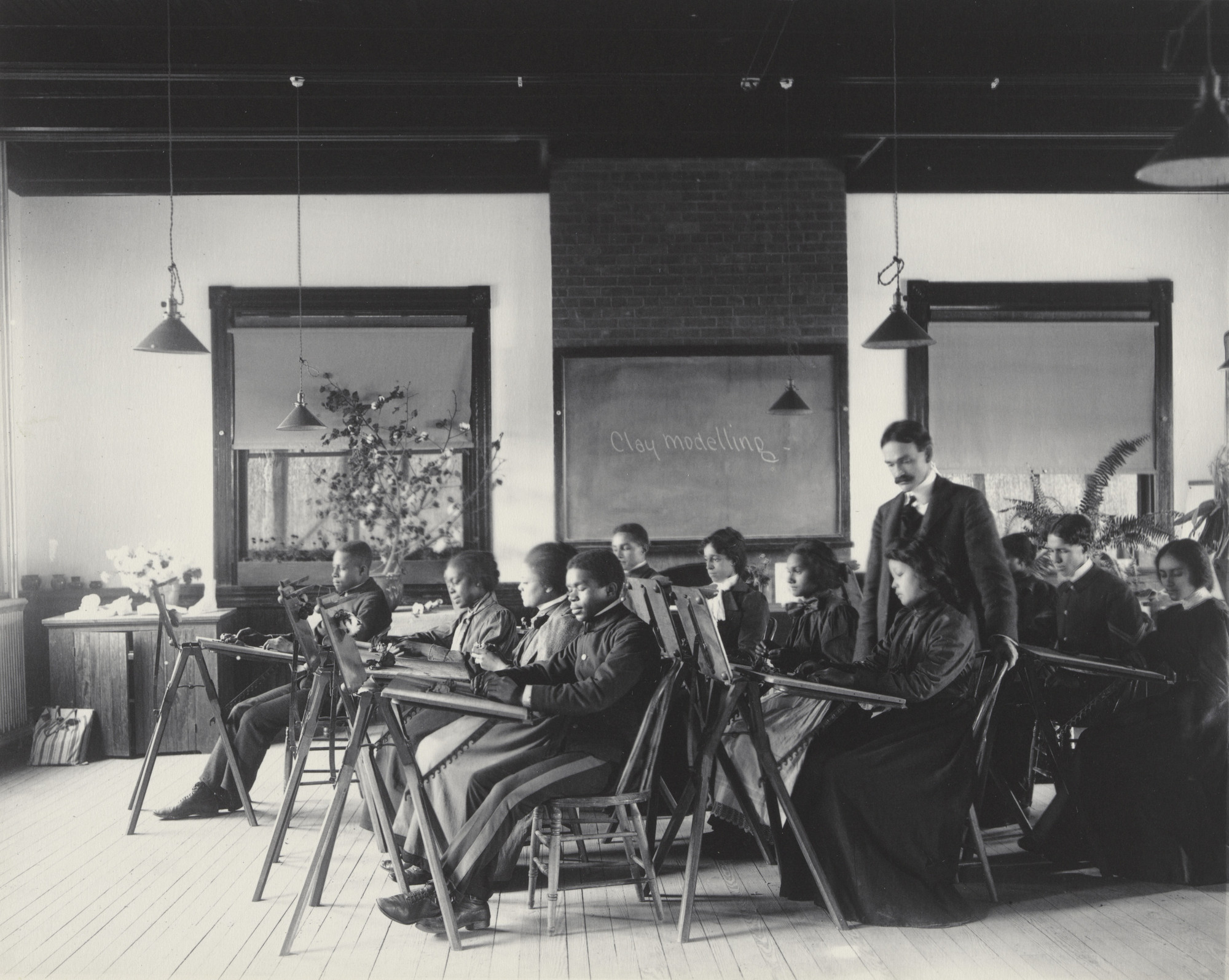 Frances Benjamin Johnston. Modelling in clay