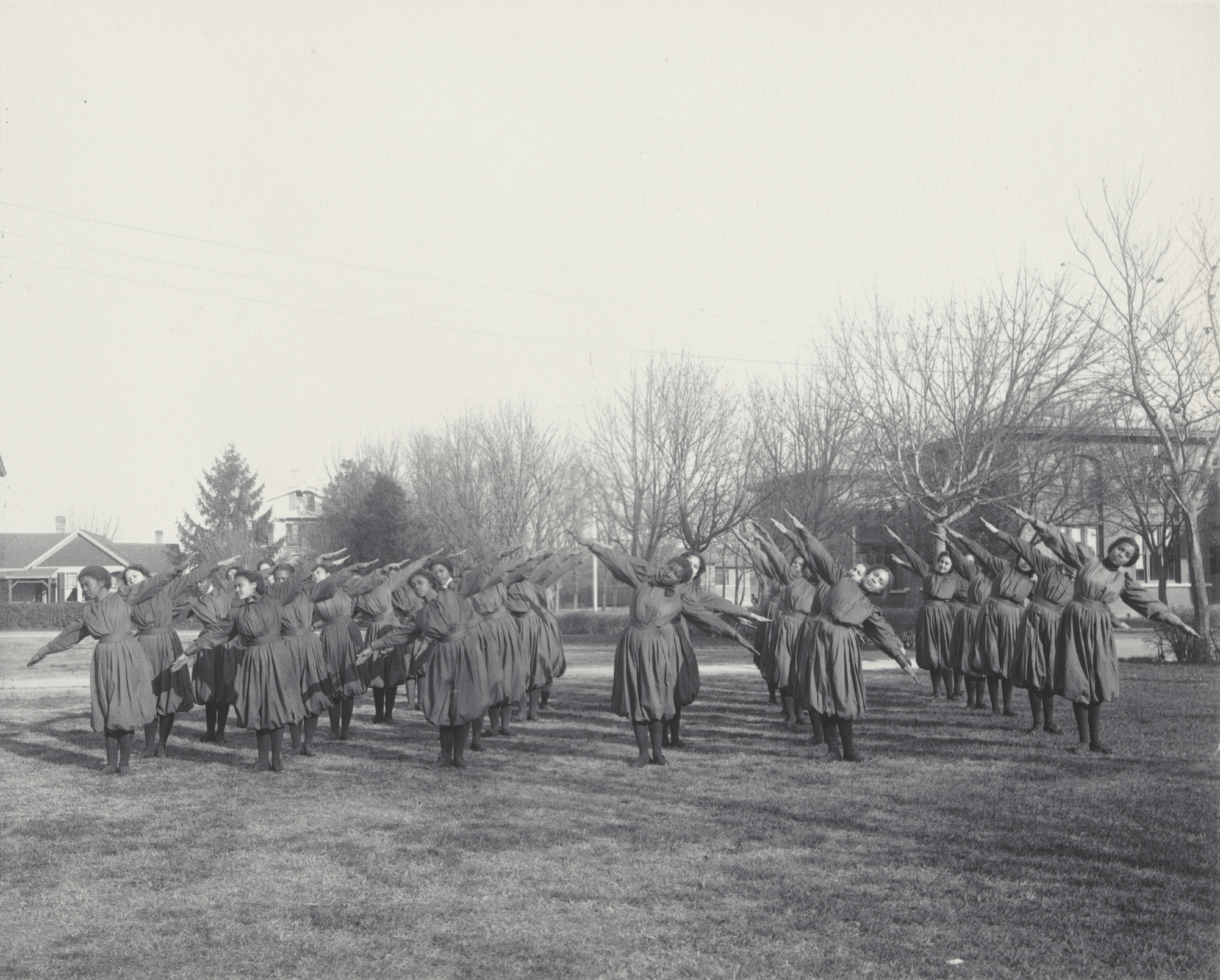 Frances Benjamin Johnston. Girls' gymnastics