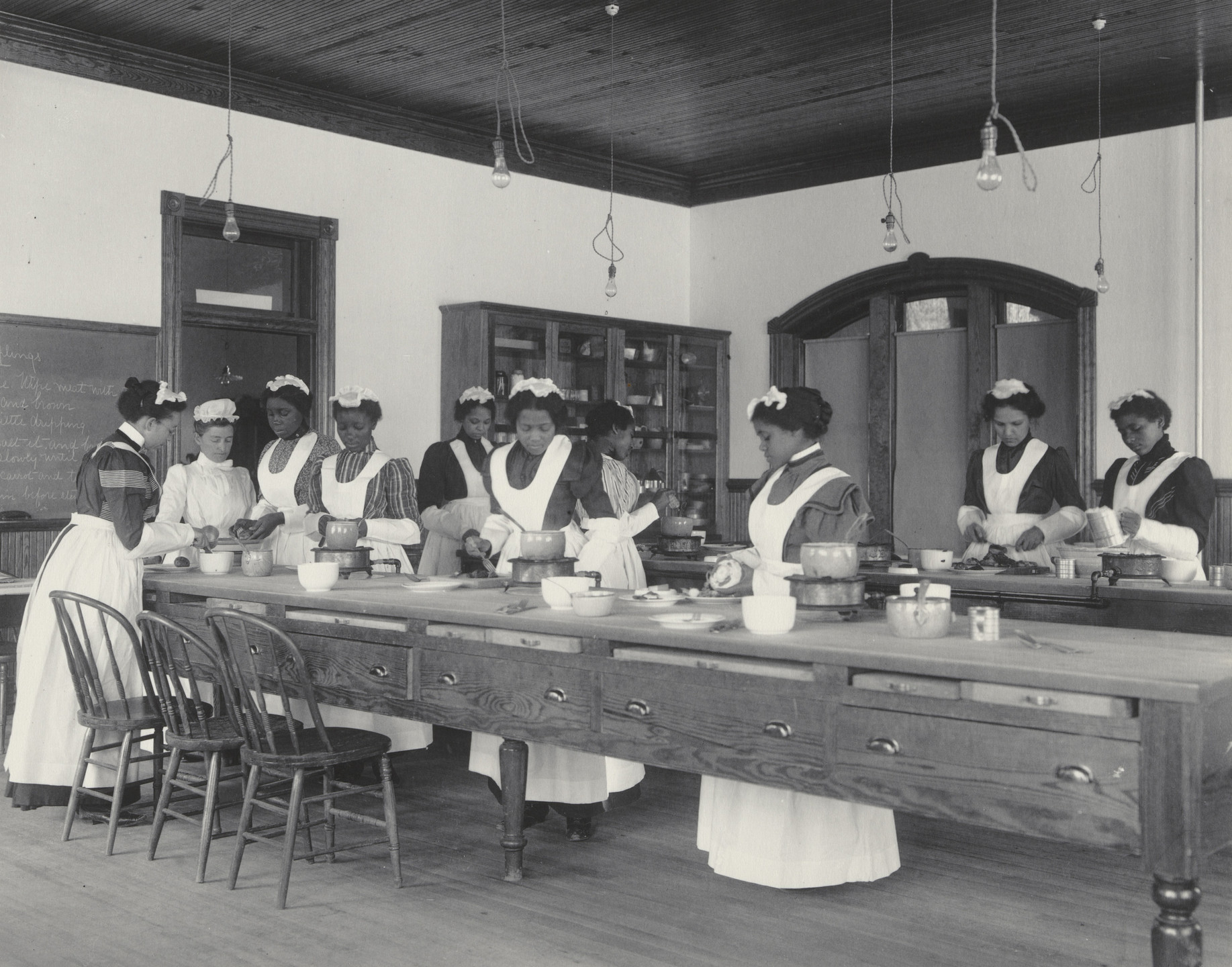 Frances Benjamin Johnston. A cooking lesson. 1899-1900