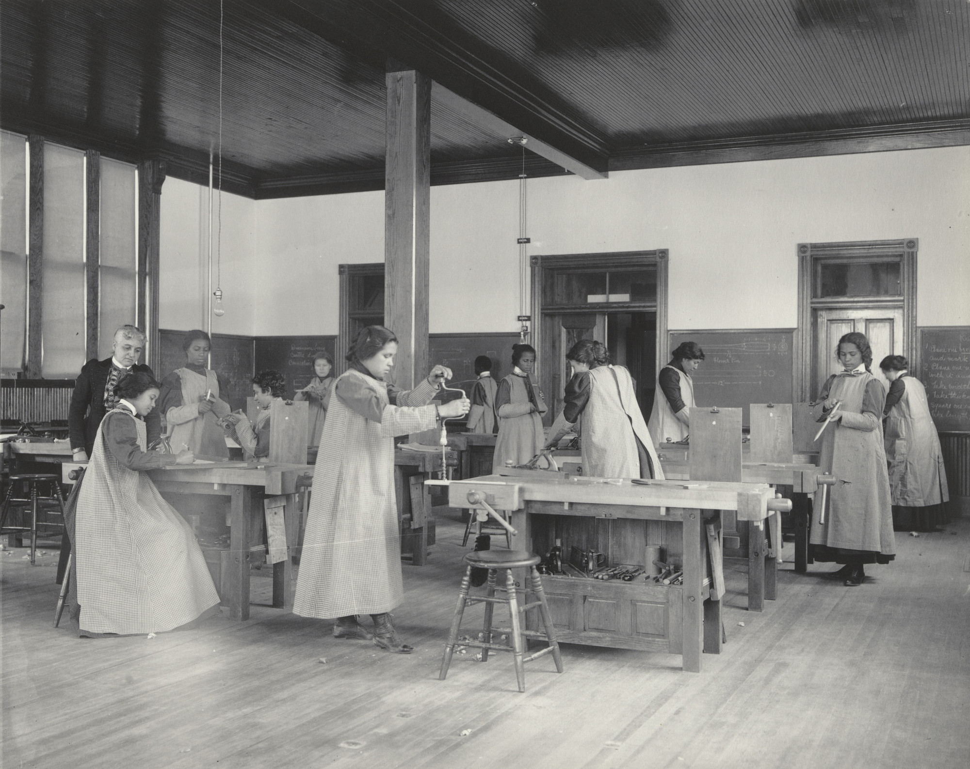 Frances Benjamin Johnston. A class in sloyd