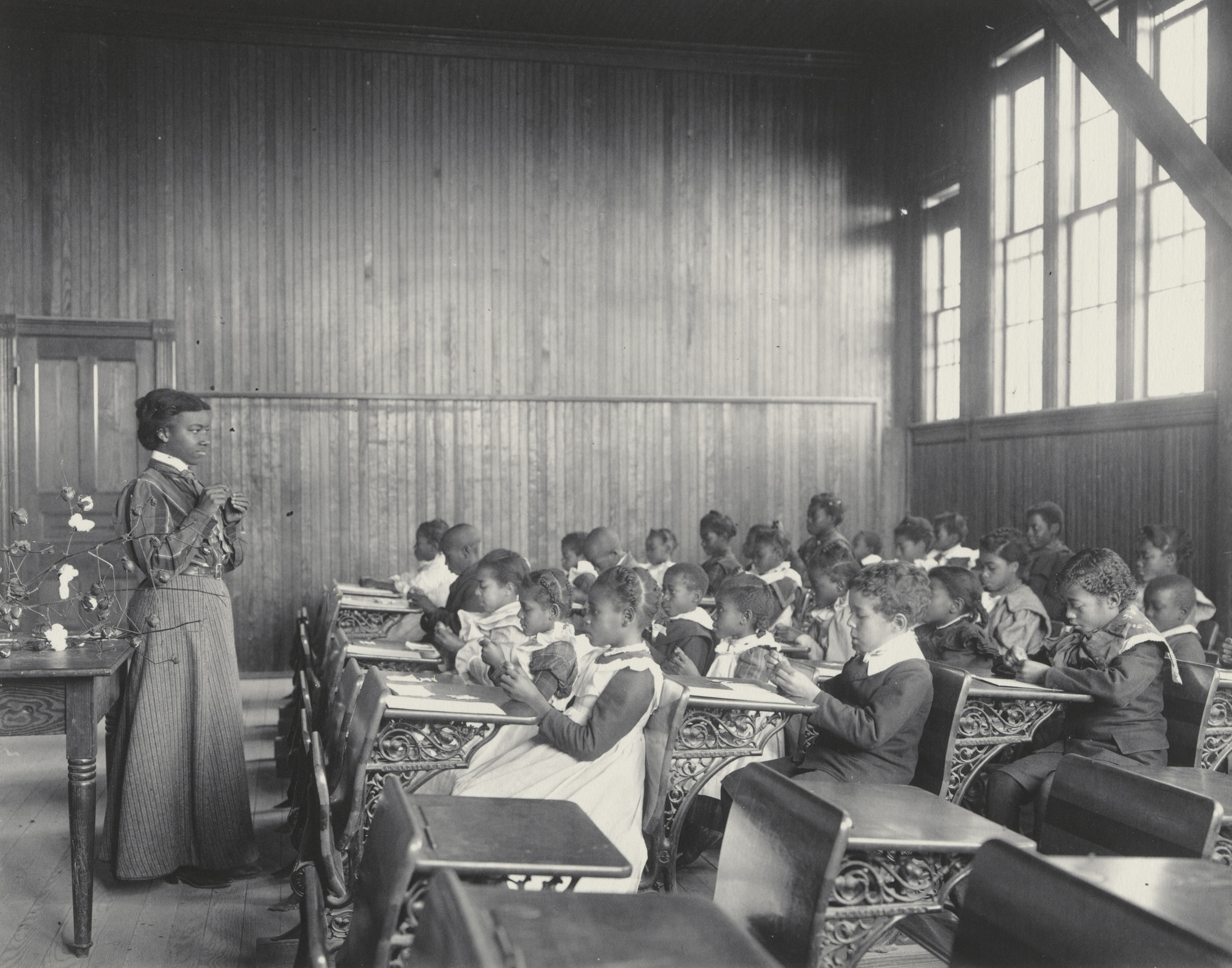 Frances Benjamin Johnston. A sewing lesson at the Whittier