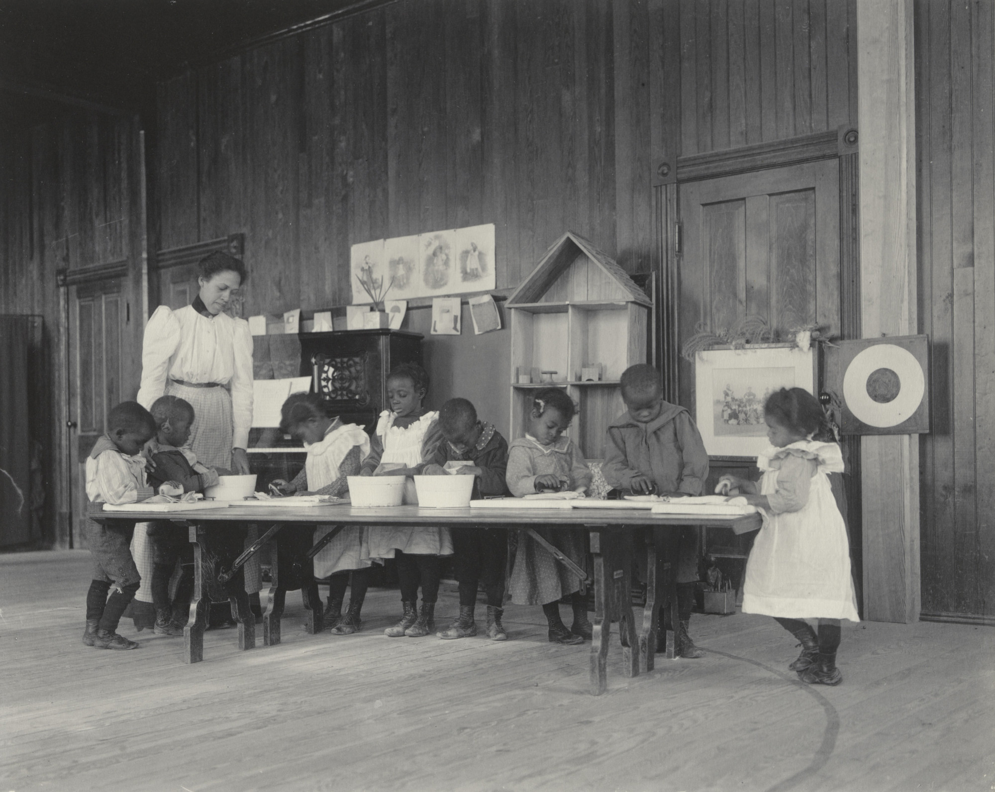 Frances Benjamin Johnston. Kindergarten children washing and ironing