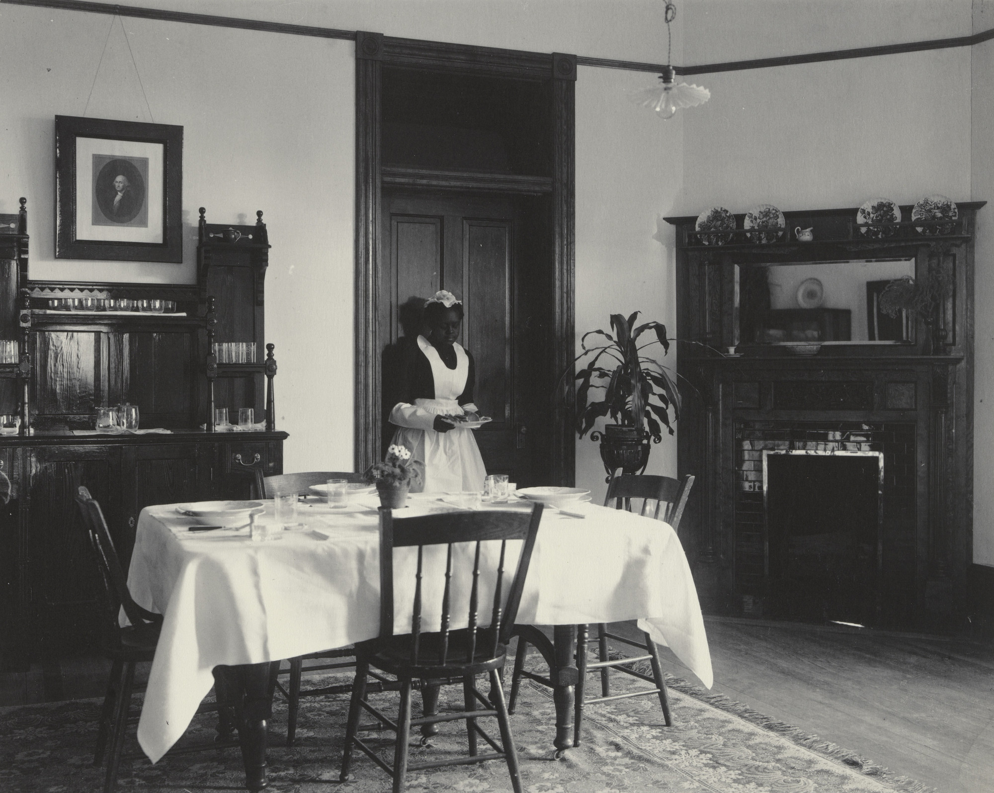 Frances Benjamin Johnston. Serving the dinner