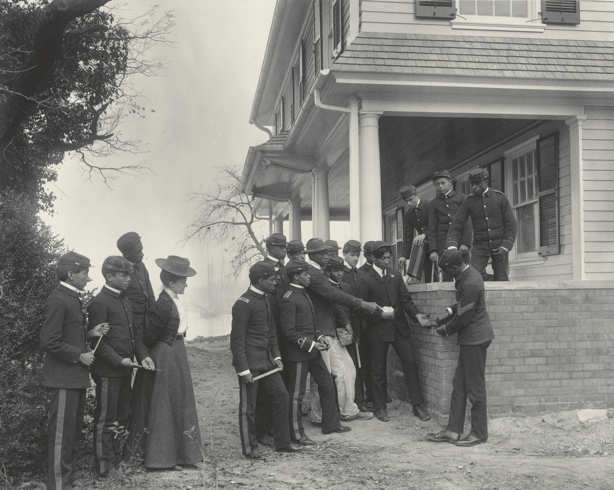 Frances Benjamin Johnston. Arithmetic. Lesson under a student mason