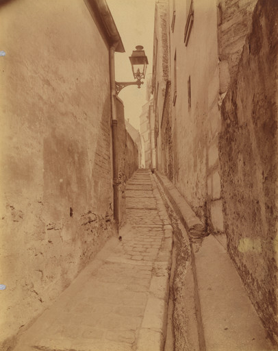 Eugène Atget. Passage Vandrezanne, Butte-aux-Cailles. 1900