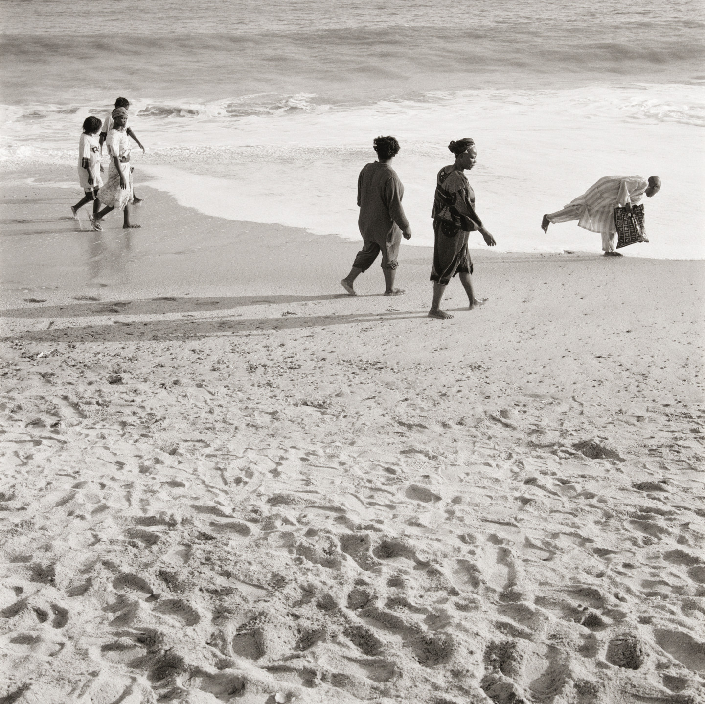 Akinbode Akinbiyi. Bar Beach, Victoria Island, Lagos from the series Sea Never Dry. 1999