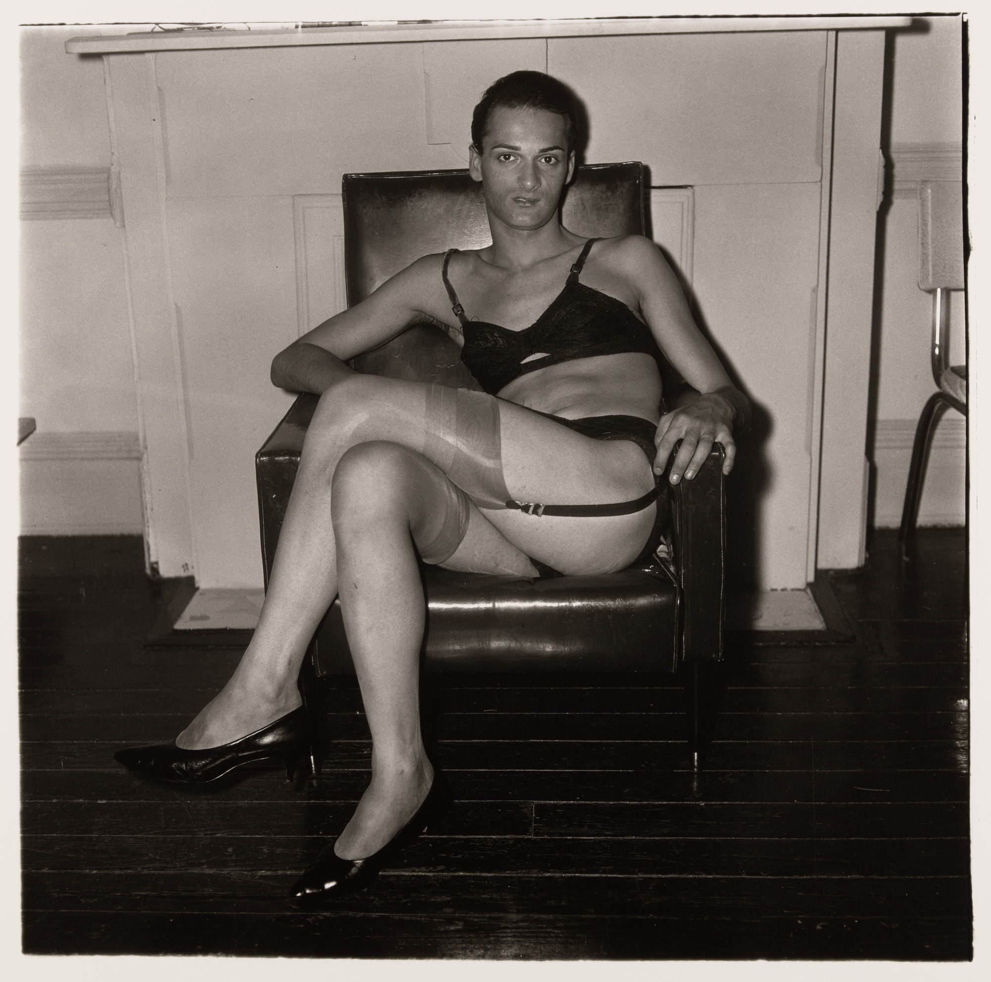 diane arbus 写真集 Diane Arbus. Seated man in a bra and stockings, N.Y.C., 1967