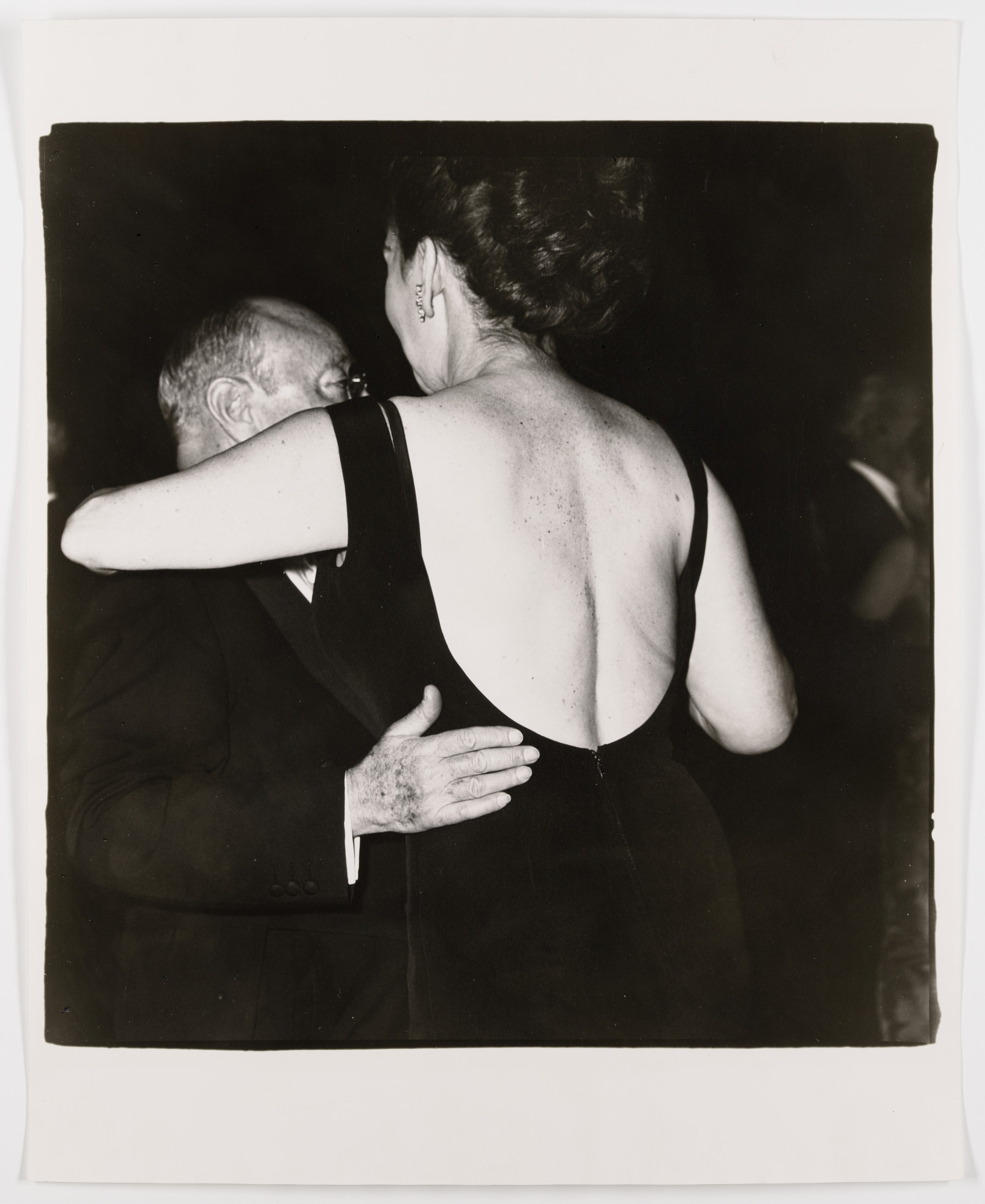 Diane Arbus. Man dancing with a large woman, N.Y.C., 1967