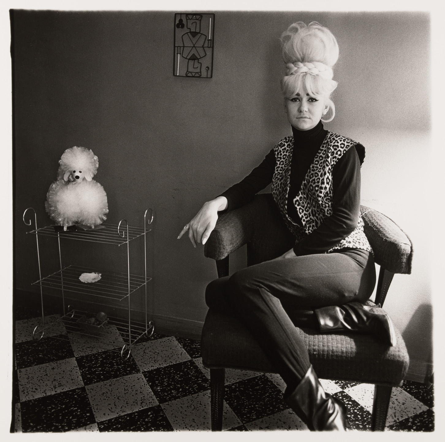 Diane Arbus. Lady bartender at home with a souvenir dog, New Orleans, 1964. 1964