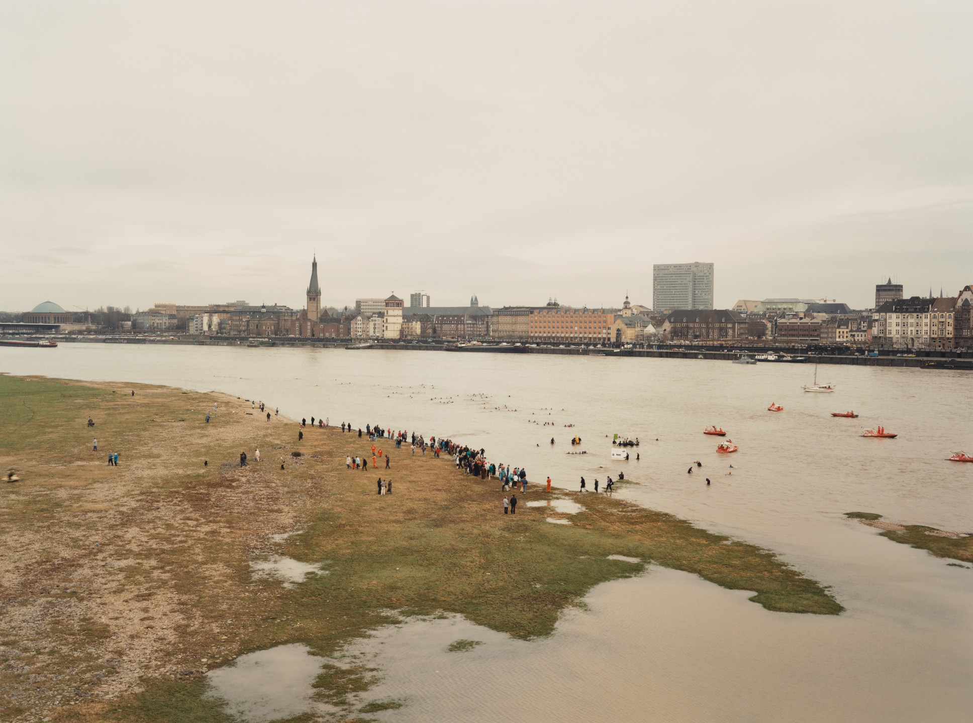 Andreas Gursky. New Year&#39;s Day Swimmers. 1988
