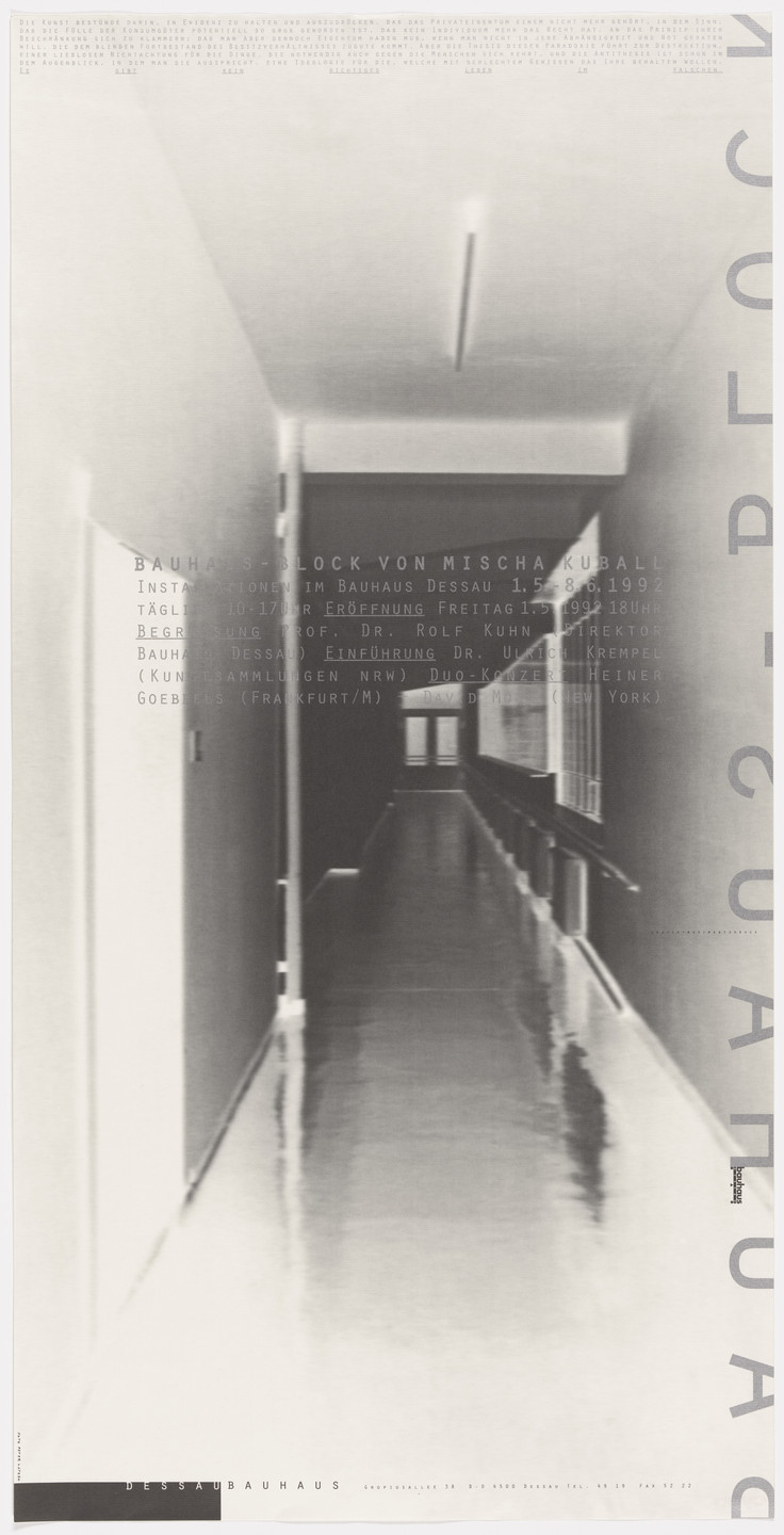 Cyan. Bauhaus-Block von Mischa Kuball. 1992