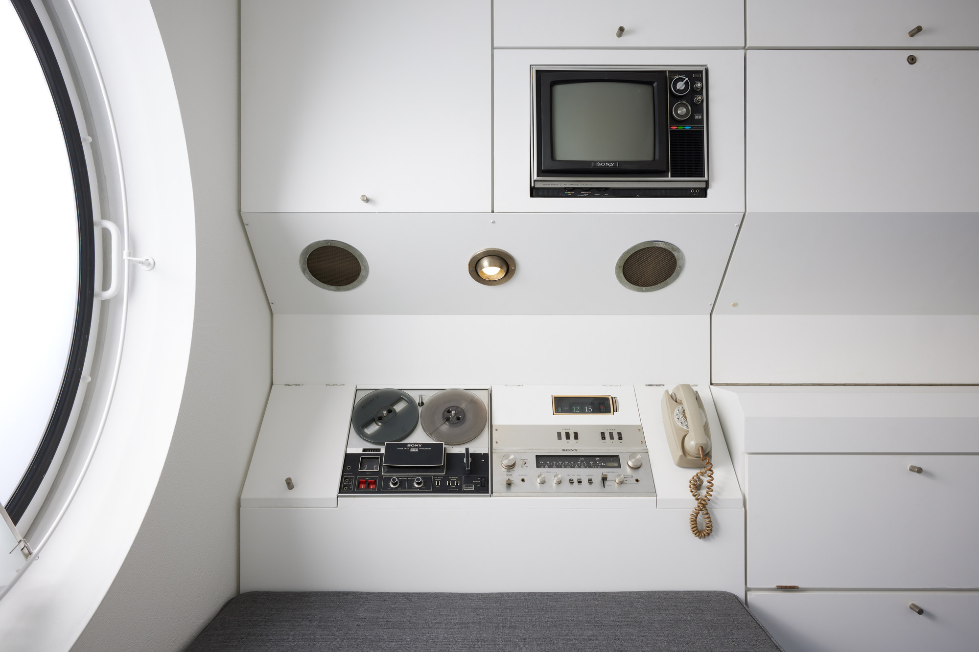 ドローイング油彩『The Cupboard』 Kenjiro Ueda | MoMA