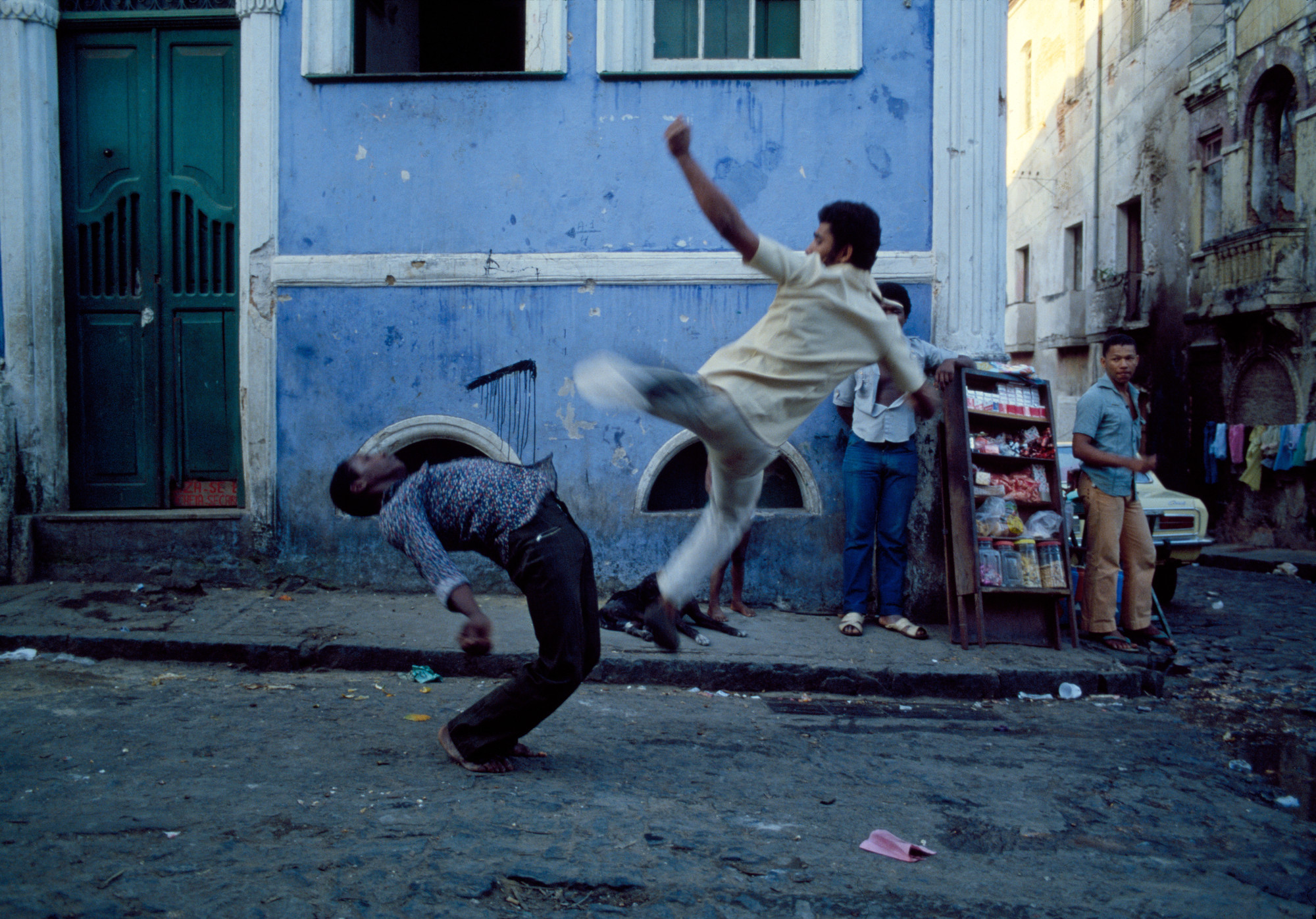 Miguel Rio Branco. Nada levarei quando morrer, aqueles que me devem cobrarei no inferno (When I die I will take nothing, those who owe me I will charge in hell). 1980/1985