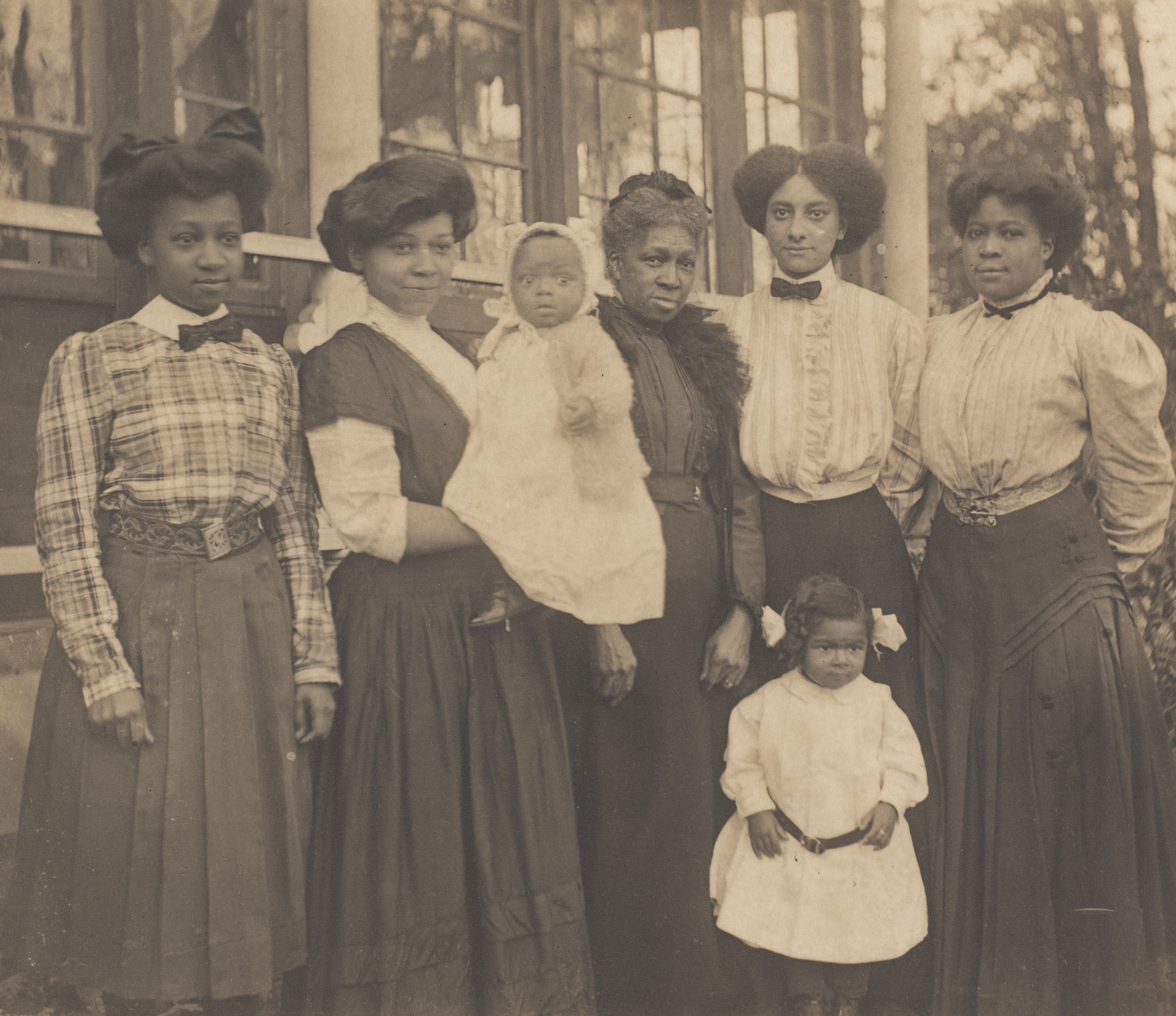 James Van Der Zee. Women and children, Lenox. c. 1909