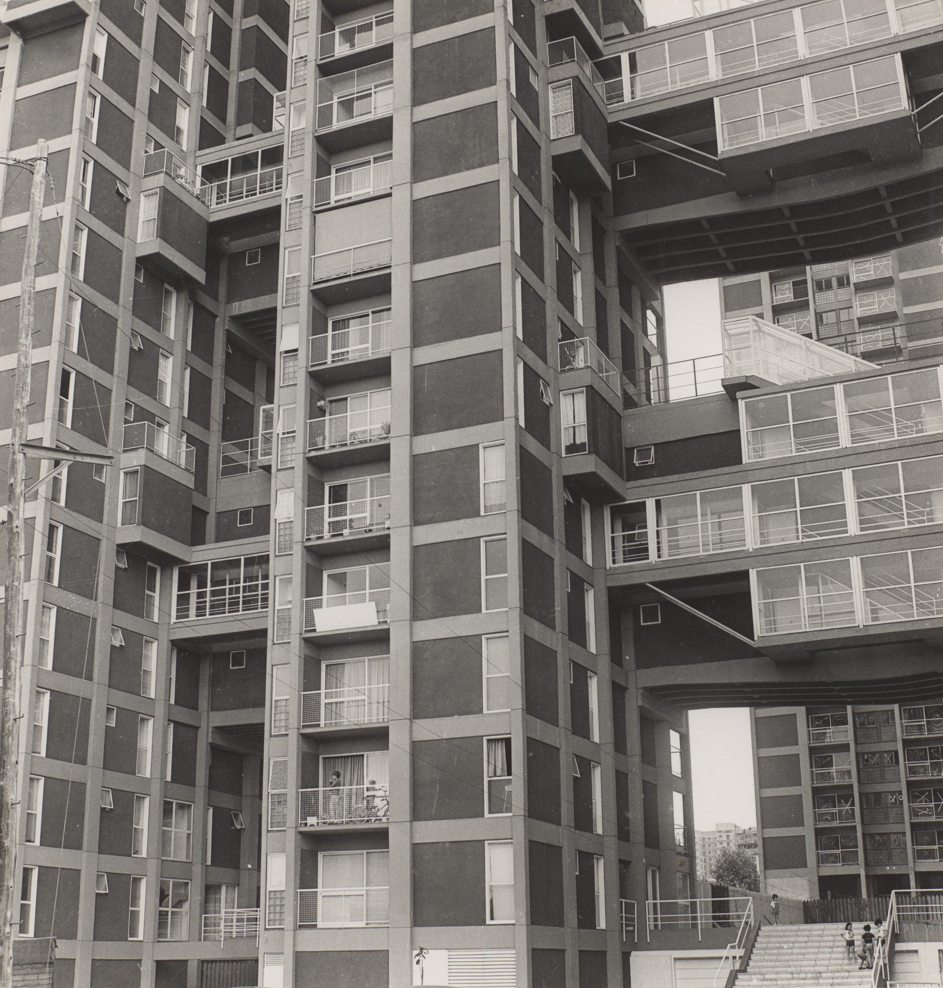 Flora Manteola, Ignacio Petchersky, Javier Sánchez Gómez, Josefa Santos, Justo Solsona, Rafael Viñoly. Conjunto Habitacional Rioja, Buenos Aires, Argentina