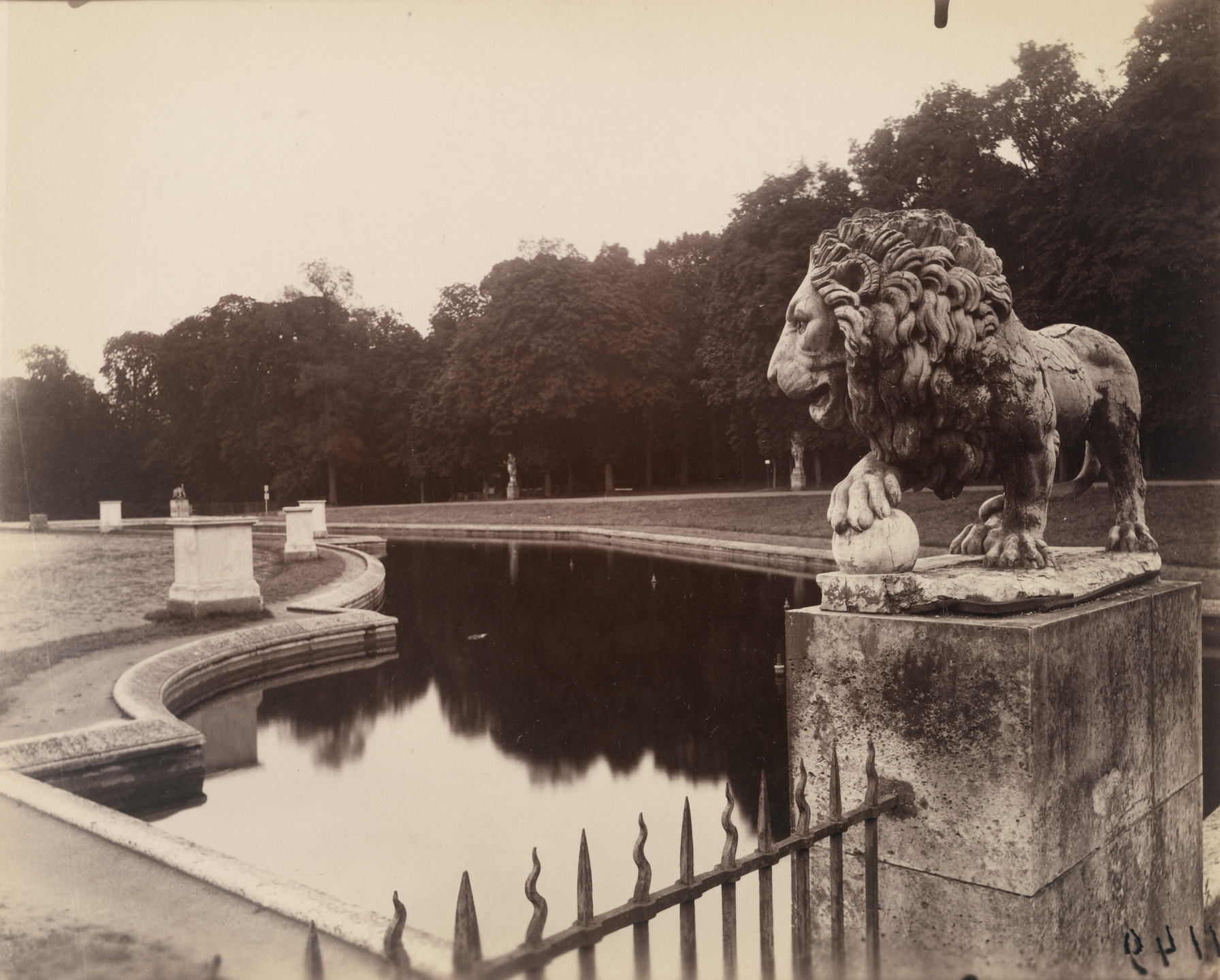 Eugène Atget. Parc de Saint-Cloud. 1922
