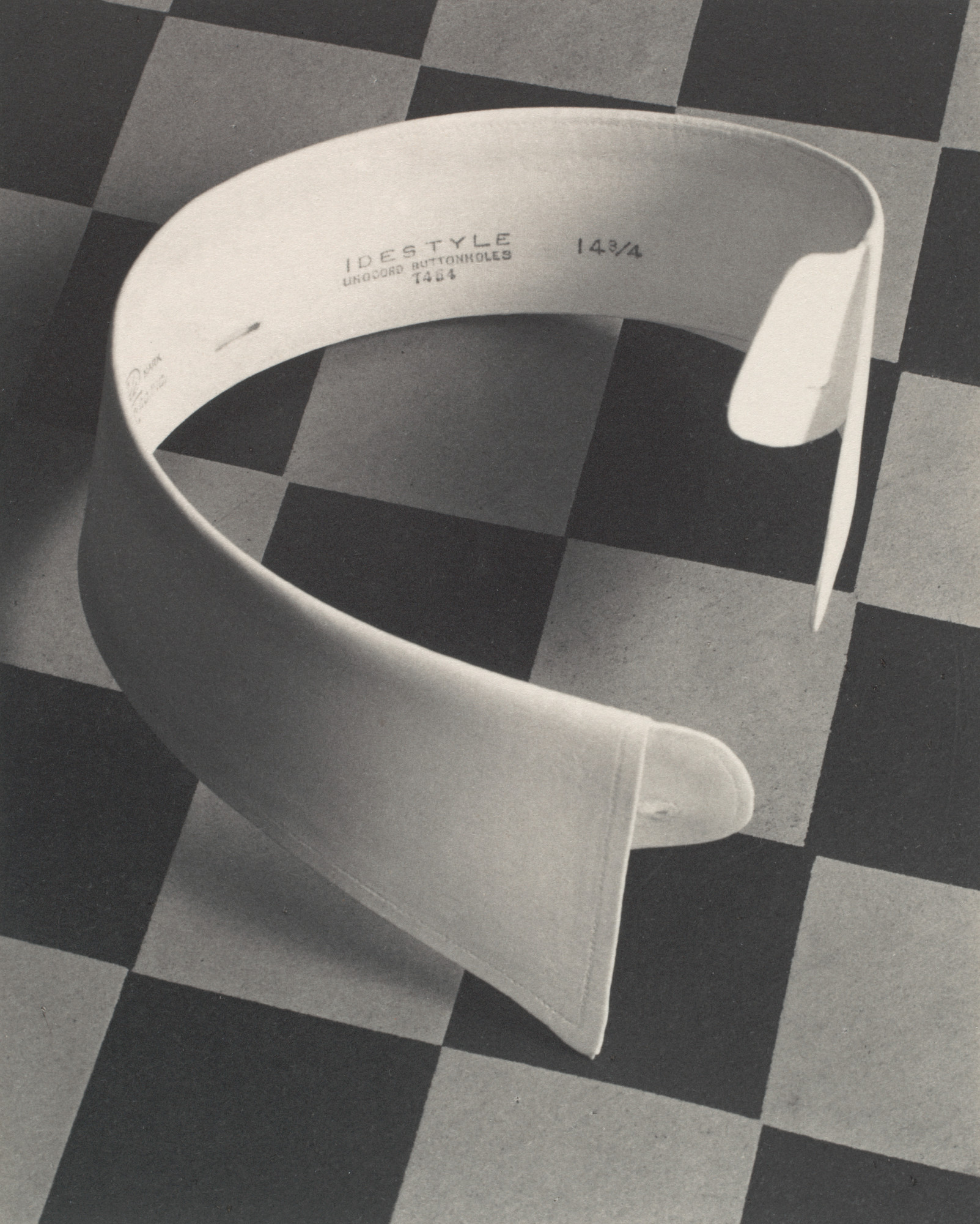 人気便利グッズ Paul Outerbridge. Ide Collar. 1922 | MoMA アート・デザイン・音楽