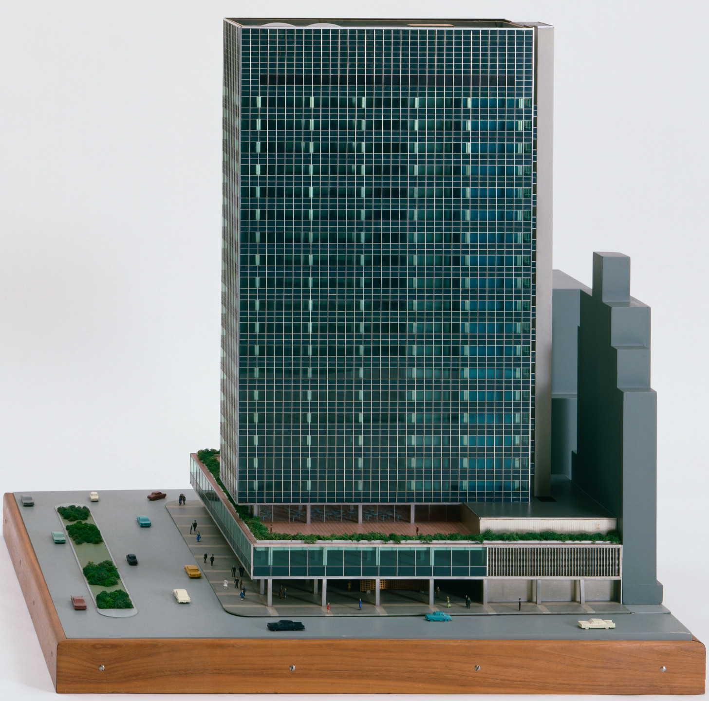 Skidmore Owings & Merrill, Gordon Bunshaft, Natalie Griffin de Blois. Lever House, New York, New York. 1950–1952