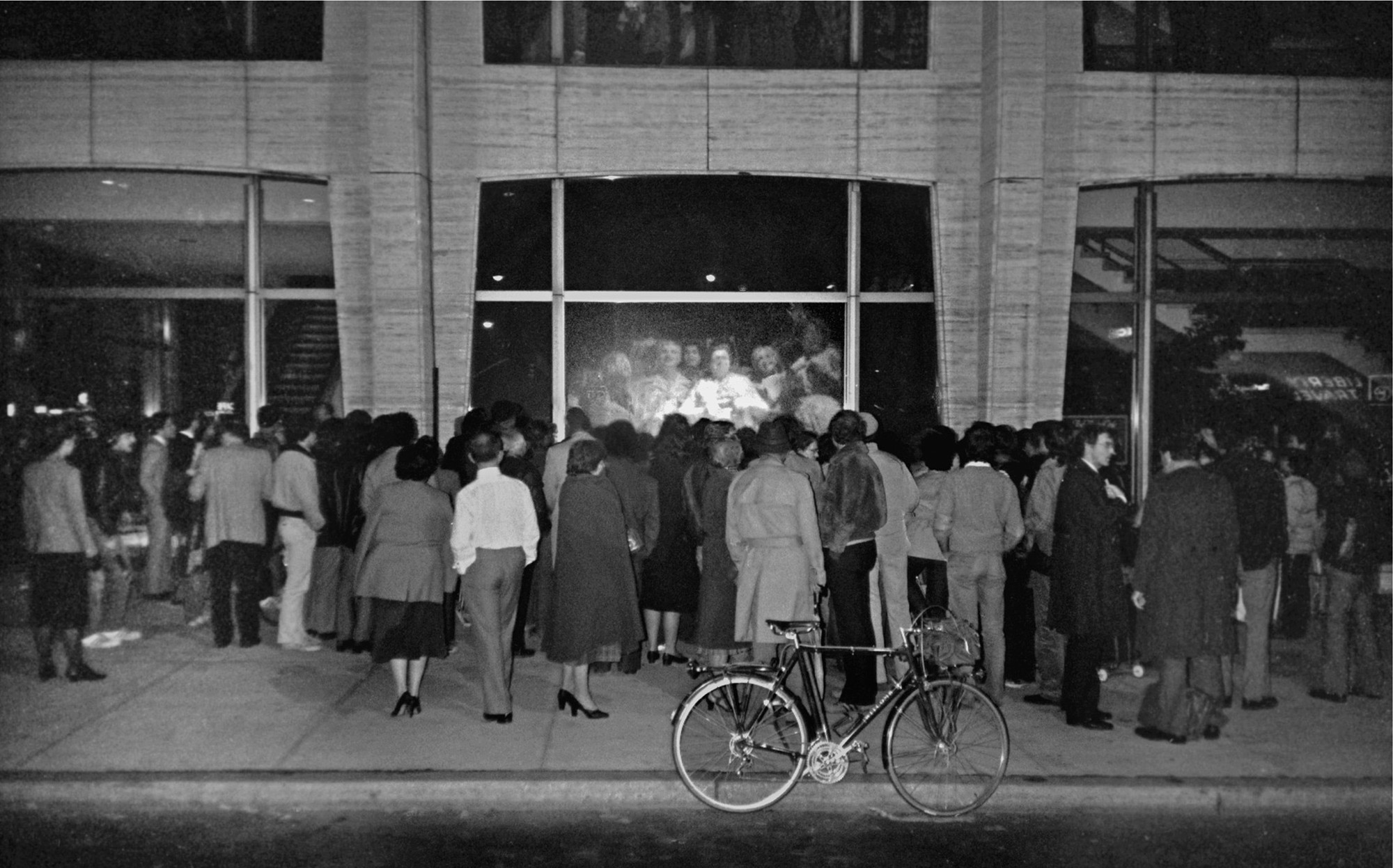 Kit Galloway, Sherrie Rabinowitz. Hole In Space: A Public Communication Sculpture (single-channel documentation). 1980