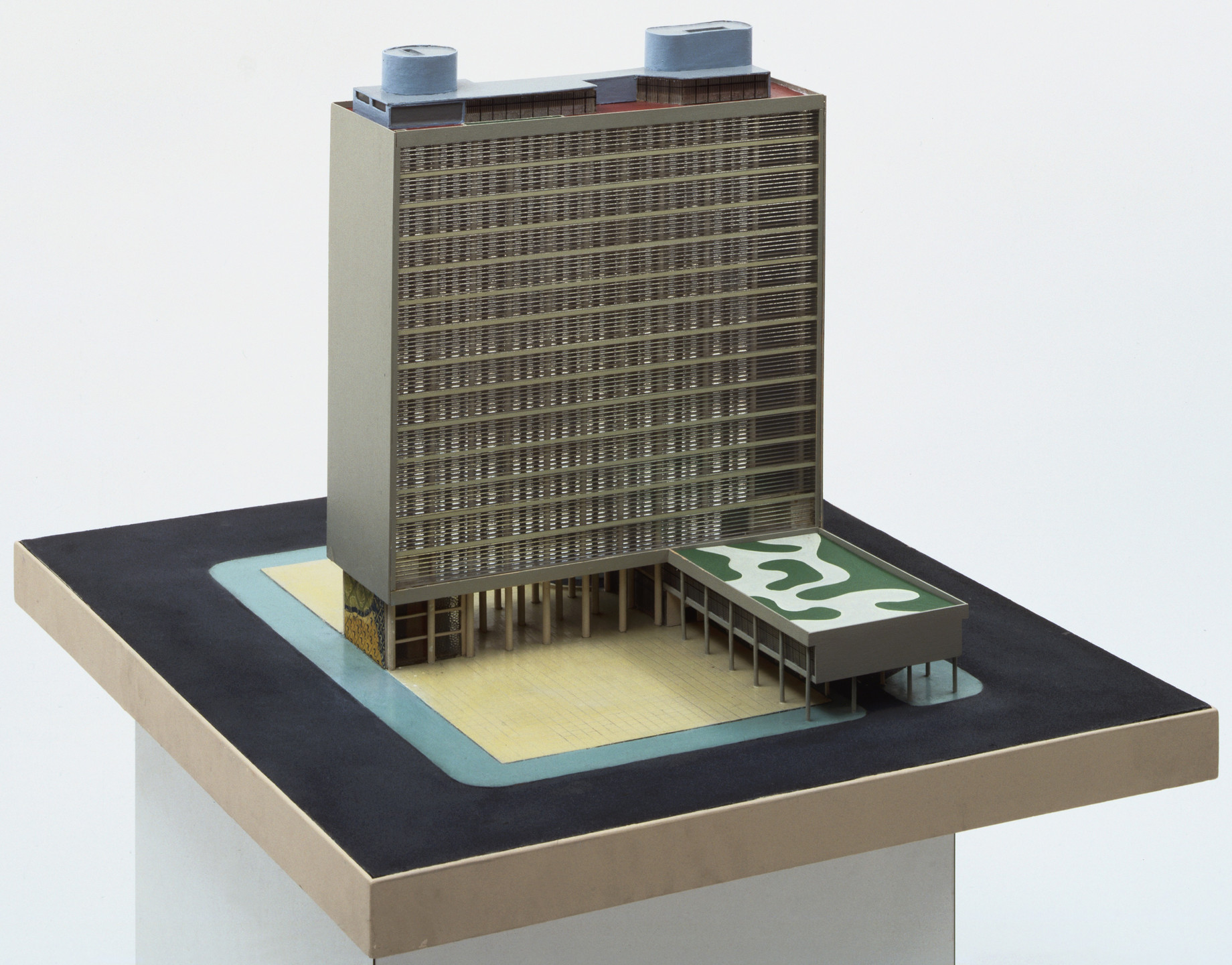 Lucio Costa, Carlos Leão, Jorge Machado Moreira, Oscar Niemeyer, Affonso Eduardo Reidy, Ernani Vasconcelos, Le Corbusier (Charles-Édouard Jeanneret). Ministry of Education and Health, Rio de Janeiro, Brazil. 1937–1942