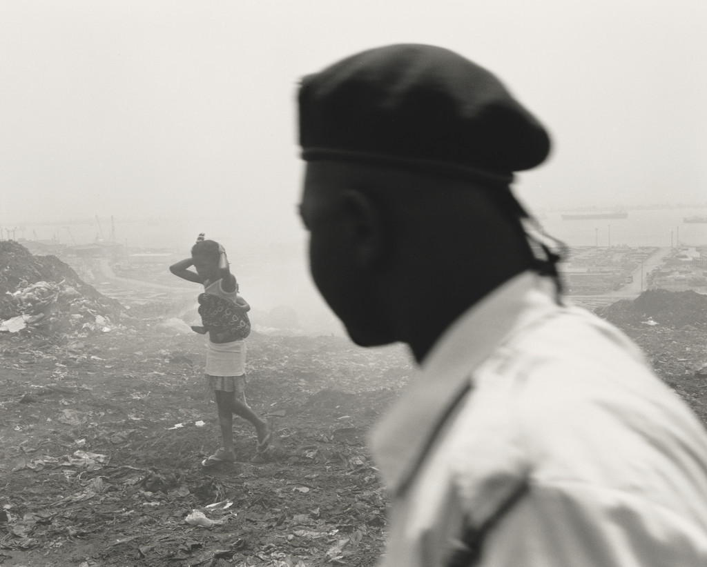 Woman and her baby, Roque Santeiro market from the series Terreno Ocupado