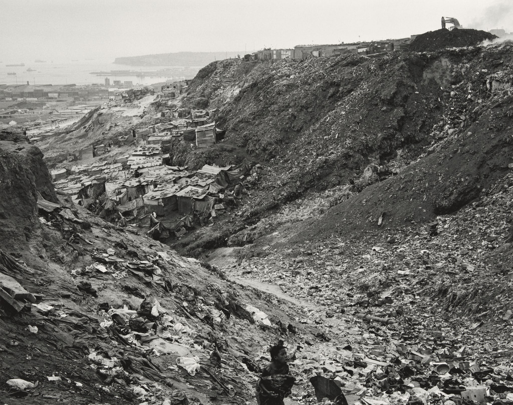 Woman on the footpath from Boa Vista to Roque Santeiro market from the series Terreno Ocupado, Jo Ractliffe, 2007