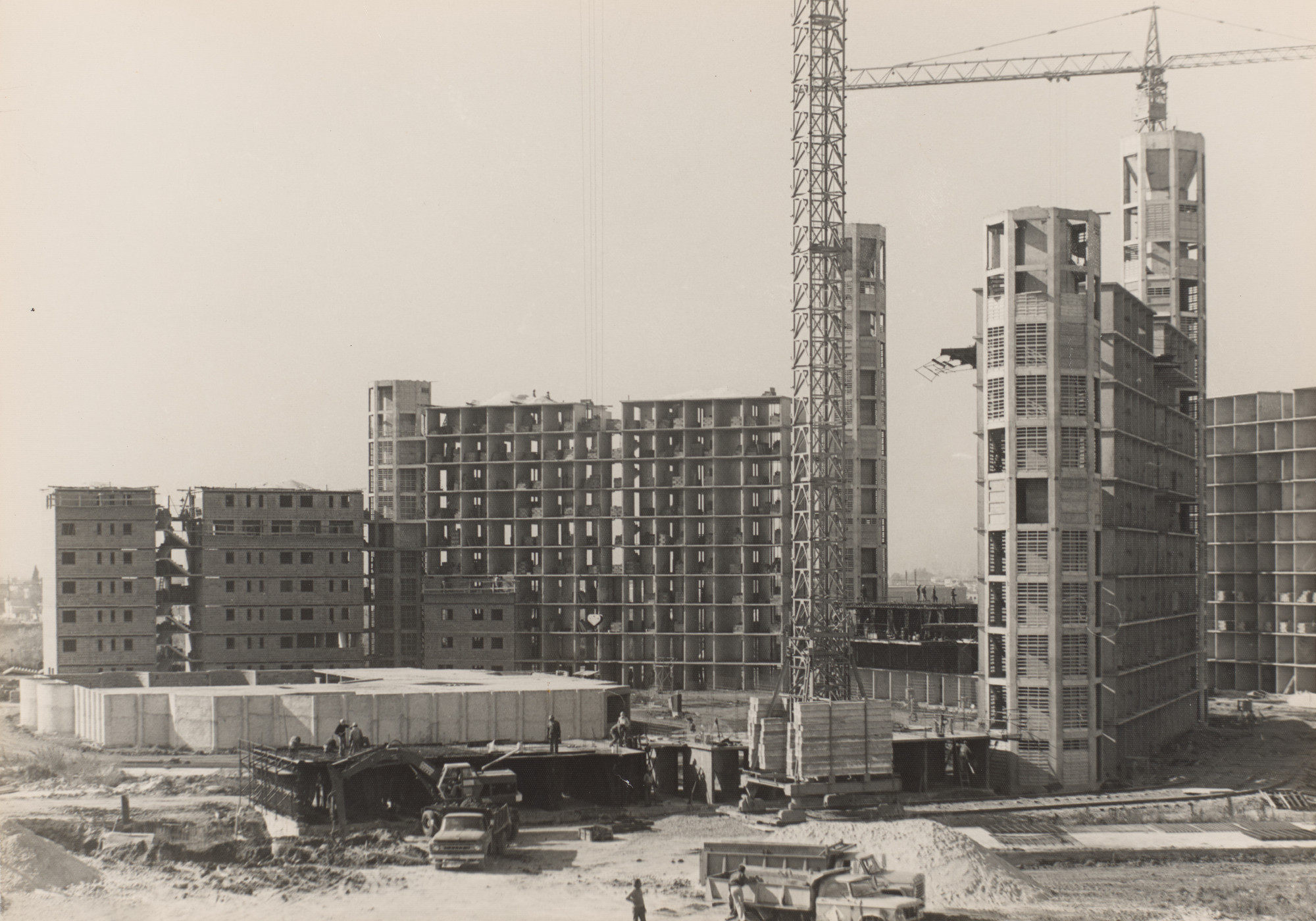 Flora Manteola, Javier Sánchez Gómez, Josefa Santos, Justo Solsona, Rafael Viñoly, Carlos Sallaberry, Felipe Tarsitano. Barrio Piedrabuena, Buenos Aires, Argentina