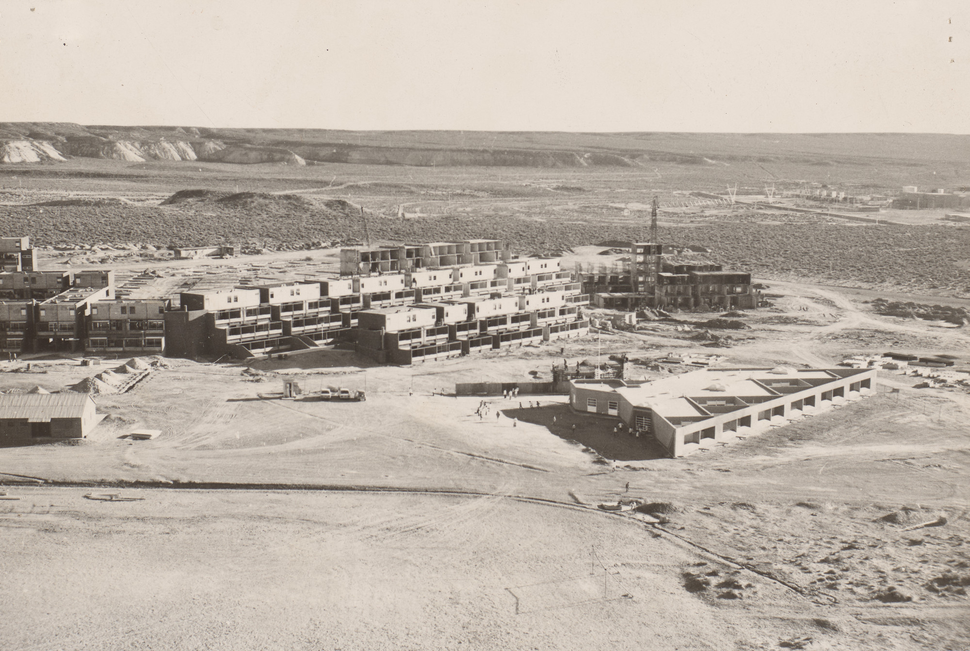 Flora Manteola, Javier Sánchez Gómez, Josefa Santos, Justo Solsona, Carlos Sallaberry, Rafael Viñoly. Barrio Aluar, Puerto Madryn, Provincia de Chubut, Argentina