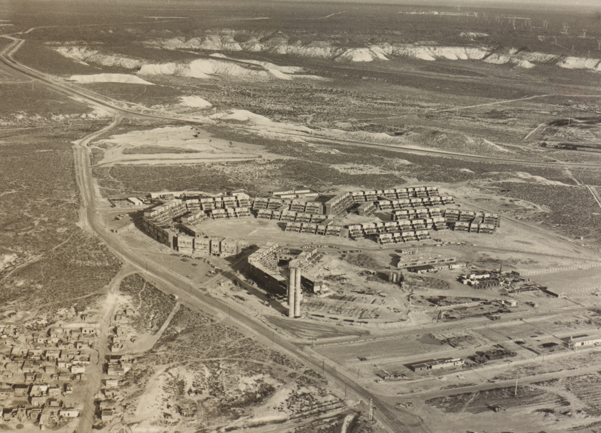 Flora Manteola, Javier Sánchez Gómez, Josefa Santos, Justo Solsona, Carlos Sallaberry, Rafael Viñoly. Barrio Aluar, Puerto Madryn, Provincia de Chubut, Argentina