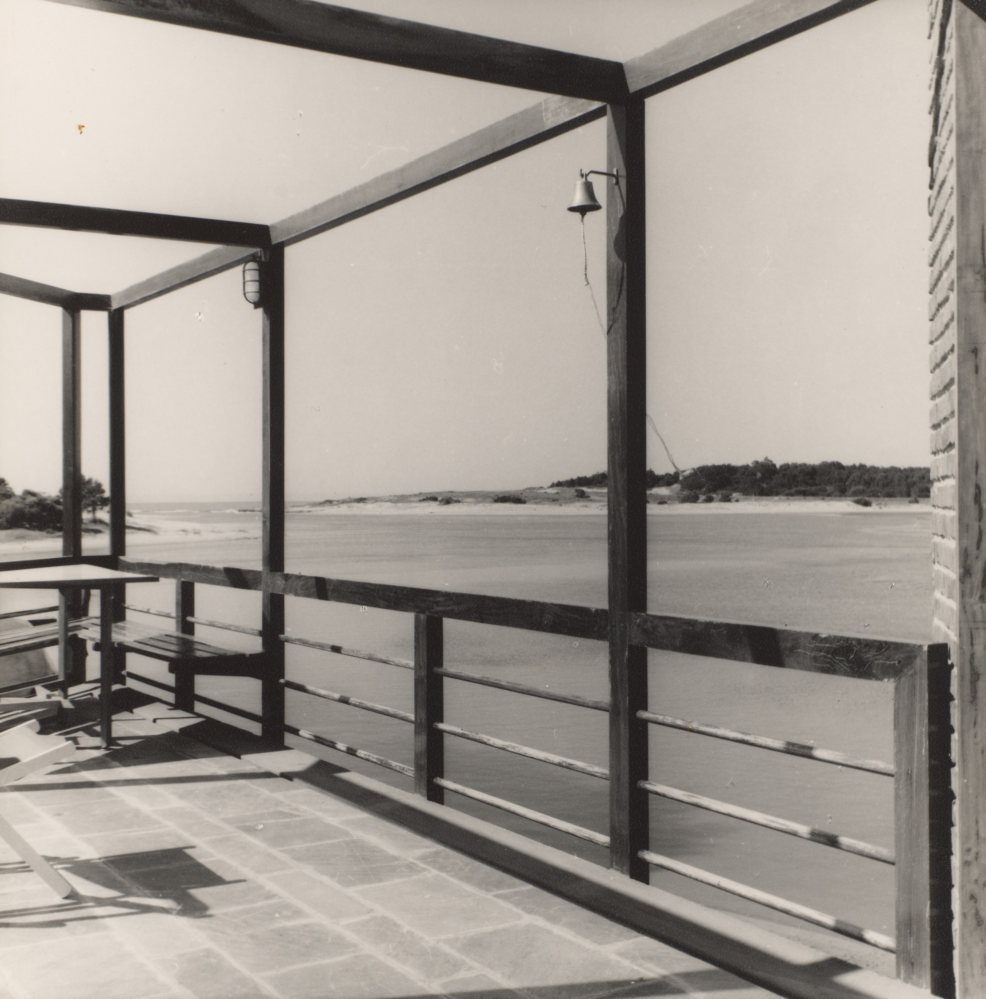 Flora Manteola, Ignacio Petchersky, Javier Sánchez Gómez, Josefa Santos, Justo Solsona, Rafael Viñoly. Casa de verano Sanchez Gomez, La Barra, Punta del Este, Uruguay