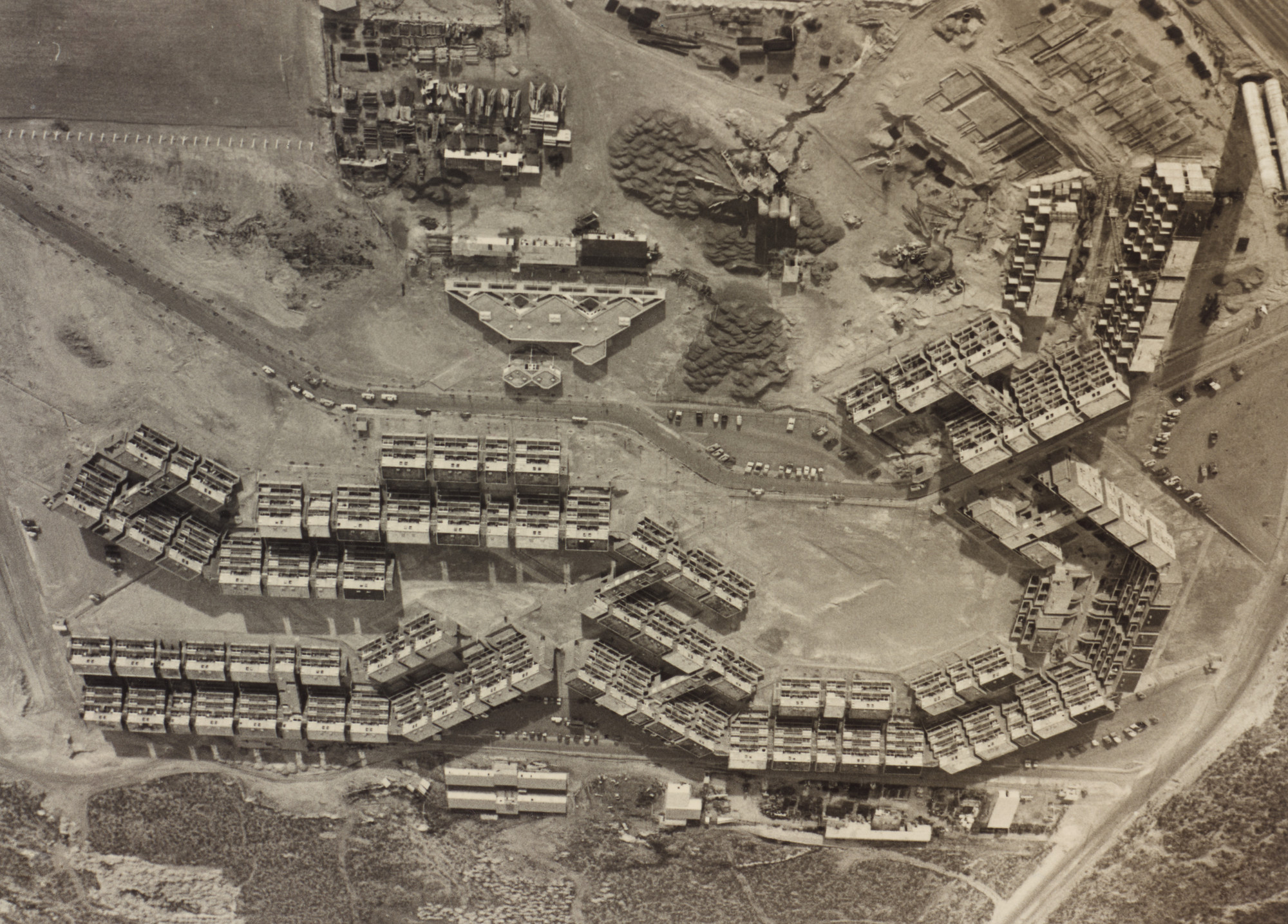 Flora Manteola, Javier Sánchez Gómez, Josefa Santos, Justo Solsona, Carlos Sallaberry, Rafael Viñoly. Barrio Aluar, Puerto Madryn, Provincia de Chubut, Argentina