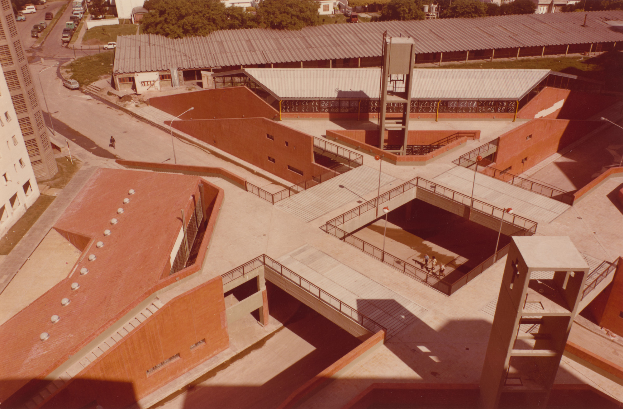 Flora Manteola, Javier Sánchez Gómez, Josefa Santos, Justo Solsona, Rafael Viñoly, Carlos Sallaberry, Felipe Tarsitano. Barrio Piedrabuena, Buenos Aires, Argentina