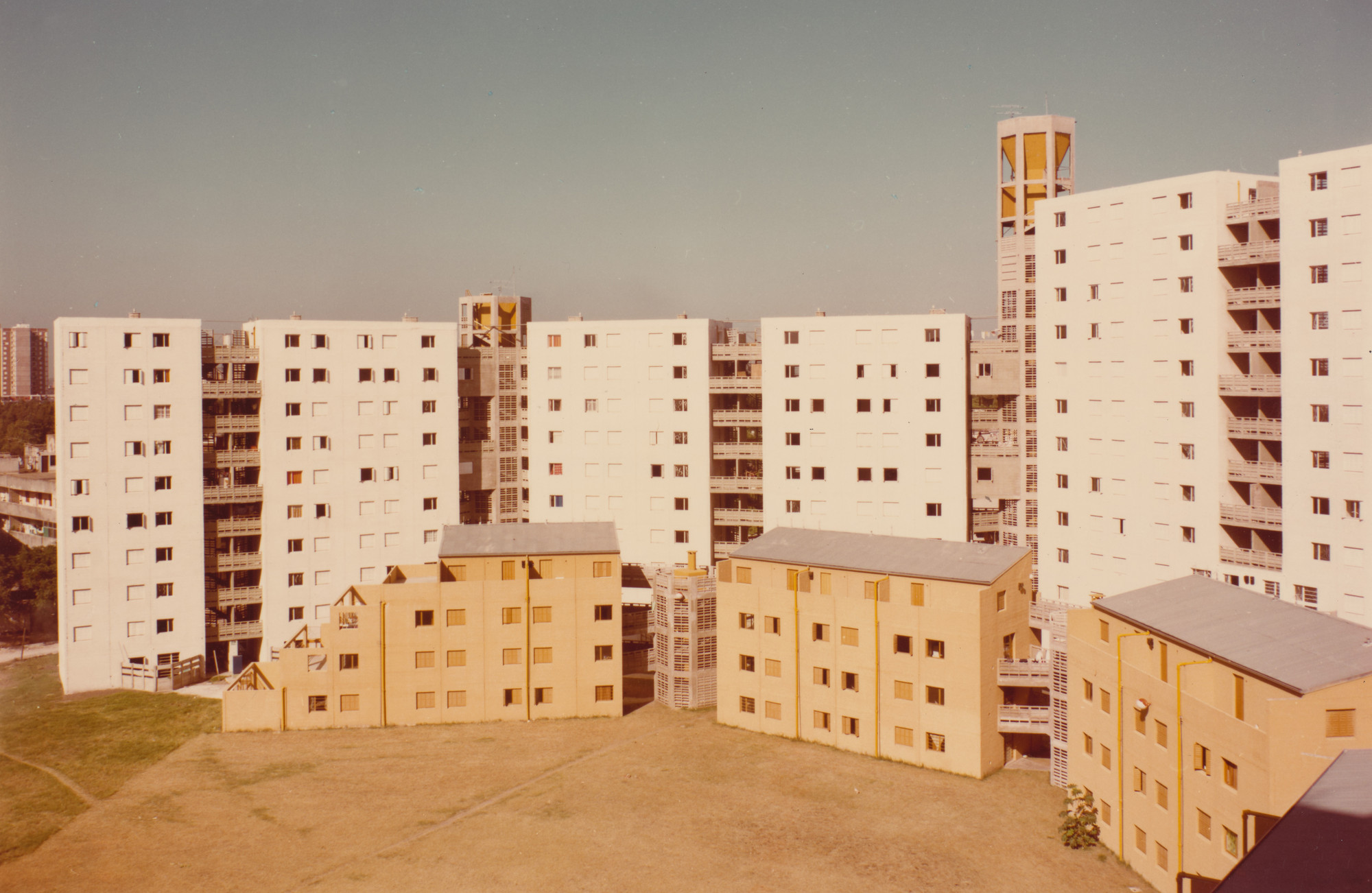 Flora Manteola, Javier Sánchez Gómez, Josefa Santos, Justo Solsona, Rafael Viñoly, Carlos Sallaberry, Felipe Tarsitano. Barrio Piedrabuena, Buenos Aires, Argentina
