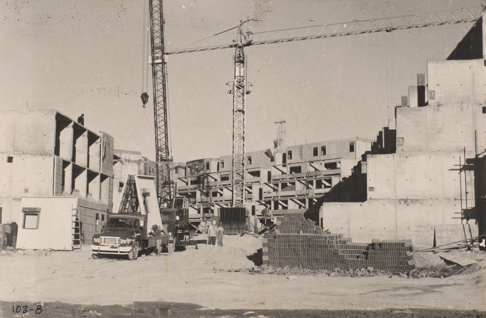 Flora Manteola, Javier Sánchez Gómez, Josefa Santos, Justo Solsona, Carlos Sallaberry, Rafael Viñoly. Barrio Aluar, Puerto Madryn, Provincia de Chubut, Argentina