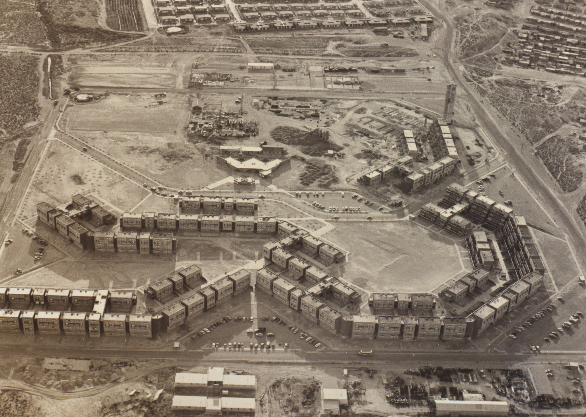 Flora Manteola, Javier Sánchez Gómez, Josefa Santos, Justo Solsona, Carlos Sallaberry, Rafael Viñoly. Barrio Aluar, Puerto Madryn, Provincia de Chubut, Argentina