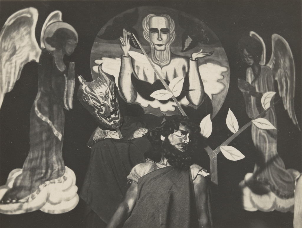 Théâtre de recherches dramatiques. Claude Cahun au masque et Roger Roussot dans Le Mystère d’Adam, Claude Cahun, 1929
