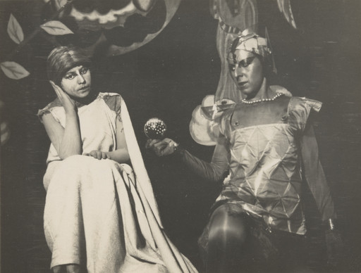 Théâtre de recherches dramatiques. Claude Cahun (autoportrait) et Solange Roussot dans Le Mystère d’Adam