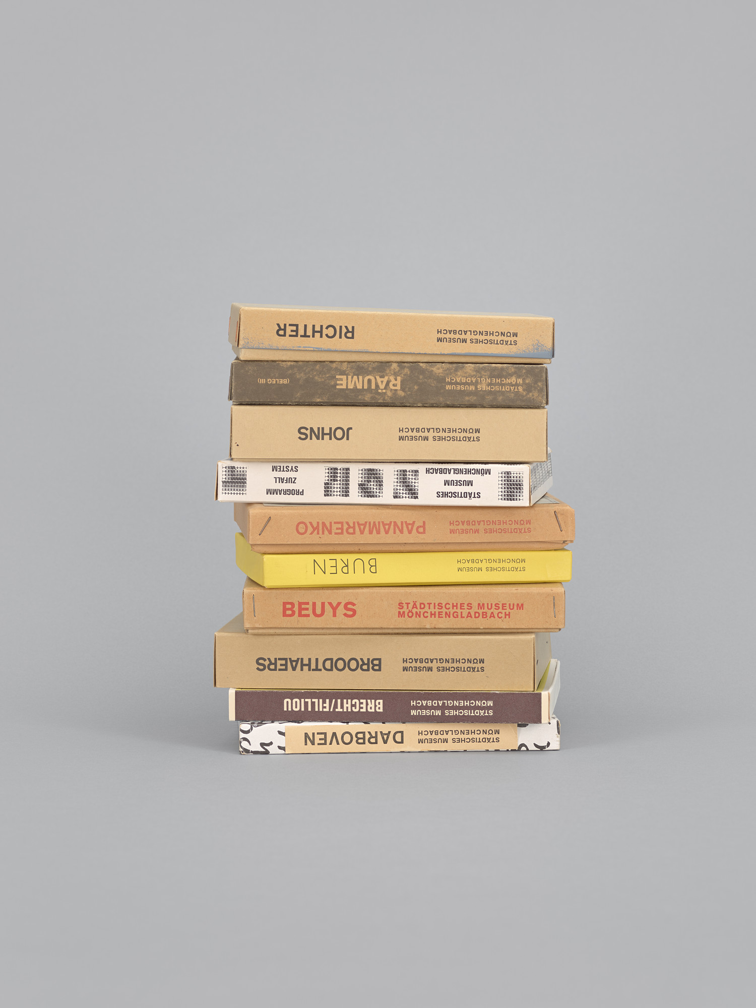 Various Artists, Carl Andre, Joseph Beuys, George Brecht, Marcel Broodthaers, Daniel Buren, James Lee Byars, Hanne Darboven, Braco Dimitrijević, Georg Ettl, Robert Filliou, Joel Fisher, Jonas Hafner, Erwin Heerich, Hans Hollein, Jasper Johns, Jannis Kounellis, Richard Long, Piero Manzoni, François Morellet, Blinky Palermo, Panamarenko, Giulio Paolini, Gerhard Richter, Ulrich Rückriem, Reiner Ruthenbeck, Jan J. Schoonhoven, Lawrence Weiner. Die Kassettenkataloge des Städtischen Museums Mönchengladbach (The Box Catalogues of the Städtisches Museum Mönchengladbach)